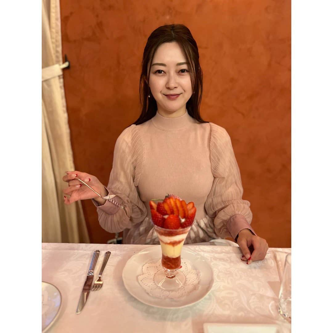 山下莉奈のインスタグラム：「仕事の合間に母と待ち合わせして　いちごパフェ🍓 あぁ🫧しあわせ🫧  いちごはまりひめでした🍓 #資生堂パーラー銀座本店」