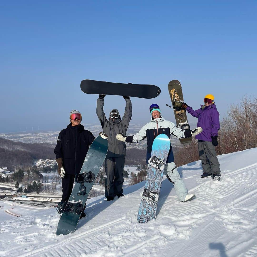 のインスタグラム：「弾丸北海道旅  手稲、国際、キロロ シャバ雪、強風アイスバーン、ピーカンアイスバーンからの…春雪  北海道のスタイルマスターの方々と滑らせてもらい、いい刺激になりました‼️ 今季はいつシーズンアウトするか悩む…🧐  さ、明日から仕事頑張ります  板は #whiteblossom @foumarts_」