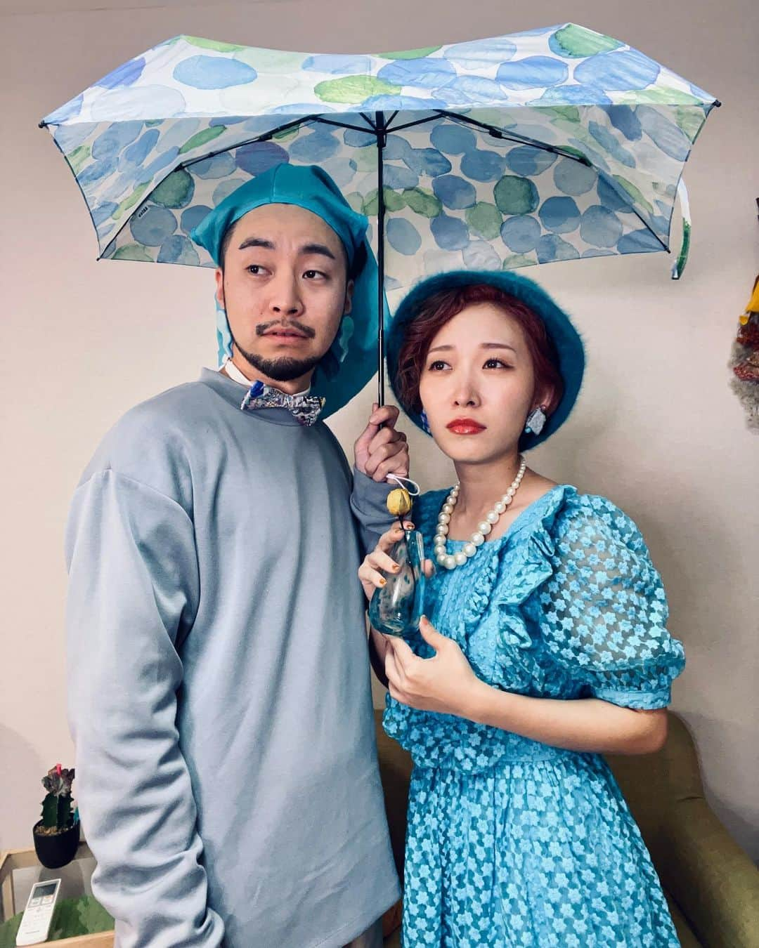 くまみきのインスタグラム：「こんばんは☂️マリッジブルー夫婦です🤵‍♂️👰  こちらはYouTubeの質問コーナーでお話ししたマリッジブルーパーティーの写真です🦋  マリッジブルーパーティーとは、結婚前夜に2人で青い物を身につけ、青い風船を買い、そこに不満や不安を書いて叫びながら割っていき、腹を割って話すことでスッキリ解消した状態で翌日の婚姻届提出に挑む行事のこと。  ずっとパーティーの約束をしていましたが結局風船に書くことが思いつかず青い写真だけ撮りました。笑  みなさんもぜひ家にある青い物を集めてお試しください☂️  #ブルー #Blue #青 #マリッジブルー #結婚 #結婚前夜 #結婚前夜祭 #マリッジブルーパーティー #そんなもんはない #他の色でもやりたい」