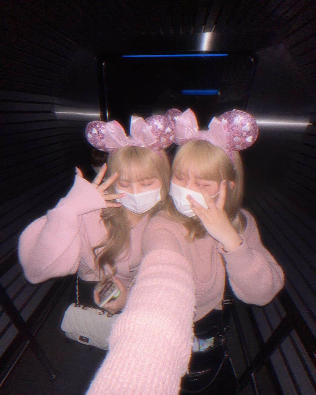 宮丸くるみのインスタグラム：「急遽きまった日帰りディズニー🐭💞笑  ・ ・ ・  #02 #ディズニーランド #ディズニーコーデ #ディズニーカチューシャ #ディズニー #disneyland #ハイトーンカラー #ぱっつん前髪 #巻き髪 #ロングヘア」