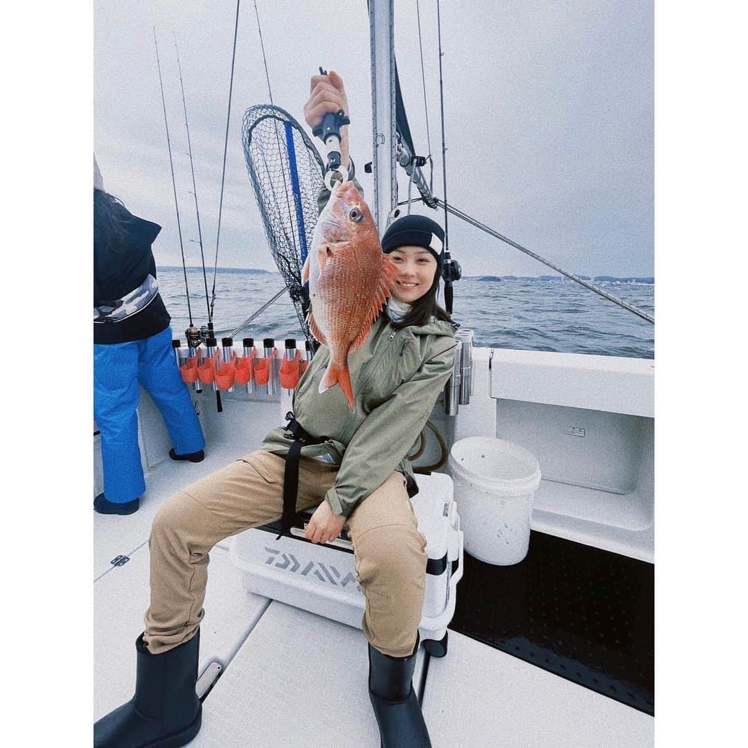 豊泉志織のインスタグラム：「人生初の釣りへ行ってきました☺︎ 私が初めて釣った魚はタイー！！！！ やったーーー 釣りを開始してすぐ、まさかのHIT 本当に最高にたっっっっっっっのしかった！！  (早朝&寒さで目が全然あいてないけど嬉しかった写真なので載せちゃう) . . #釣り#釣りガール #釣り初心者」