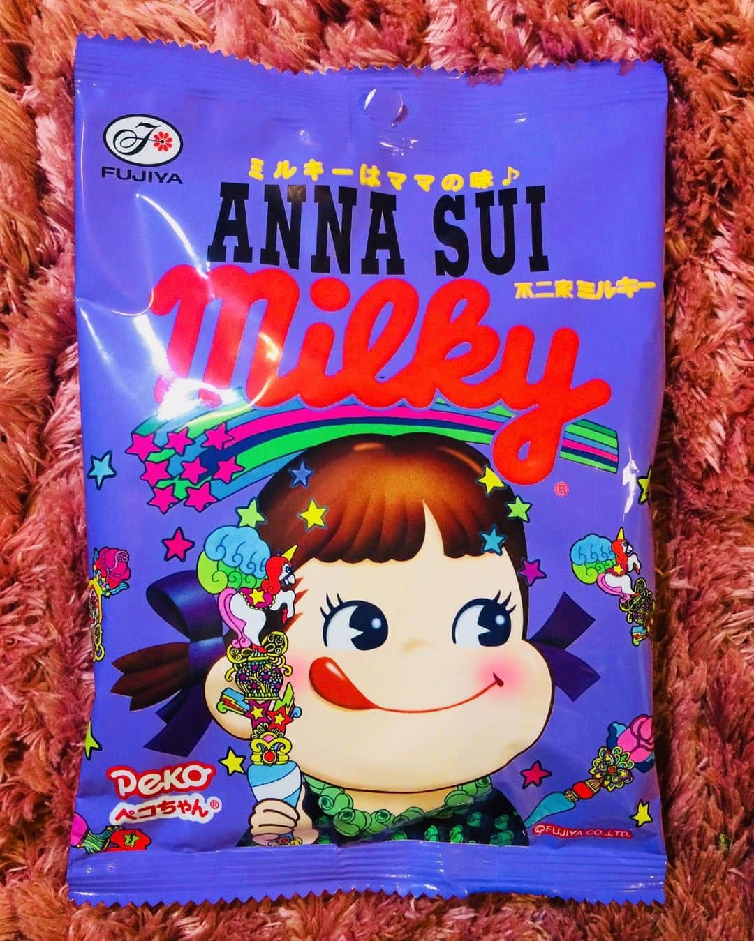 小栗左多里のインスタグラム：「いつだったかのANNA SUI ミルキー。  #annasui #アナスイ #ミルキー #ペコちゃん #不二家 #イベント #ママの味 #ムラサキ #紫 #ピンク #スイーツ #キャンディ #おやつ #お菓子 #伊勢丹 #ファッション #オシャレ #お洒落 #かわいい #おいしい #キャラクター #イラスト #漫画家 #国際結婚 #カラフル #candy #milky #character #pink #purple」