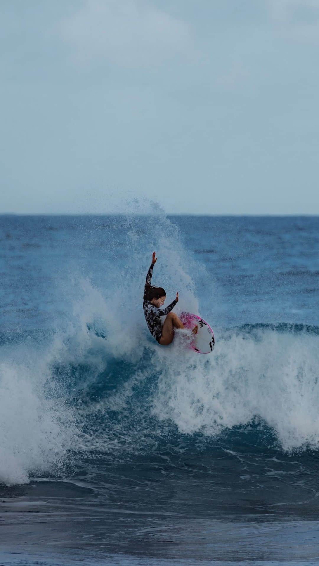 松田詩野のインスタグラム：「One turn 🏄‍♀️🌊💘 📹@yoshitanaka1  @billabongwomens @billabongwomensjp @hlna.jp @whitebuffalo_official @fcs_japan @alliepr_jp @triplecproject @niketokyo #aerotech #yusurfboards #hawaii #surfing #surf」