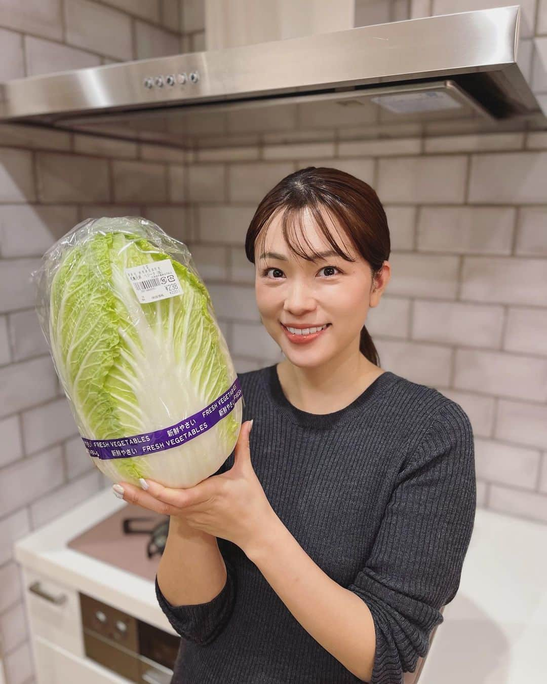 本田朋子さんのインスタグラム写真 - (本田朋子Instagram)「焼肉屋さんで衝撃を受けた白菜サラダを再現！！  太田市の『モンタナ』のメニューにある〝松島兄弟の白菜サラダ〟に感動。 マヨネーズベースのドレッシングに、塩昆布がのっている、とってもシンプルな味付けだけど、白菜そのものがタダモノではない美味しさで…♡ たまたまマルシェで〝松島兄弟の白菜〟を発見。 これはあの白菜サラダを再現するしかないとトライしてみました。  この白菜、やっぱりすごかった。 何も味付けせず、生で食べても甘みと水分がすごい！！！！ こんな白菜食べたことない！！  顆粒の昆布出汁とマヨネーズだけで味付けして、塩昆布をのせて再現。 きっとお店はもっとマヨネーズ感が強かった気がするけど、切って和えるだけで、破壊力抜群の白菜サラダができました。  やはり同じ農産物でも、生産者さんによって、味が全然違いますね。 〝松島兄弟の白菜〟、いろいろアレンジして堪能させていただきます！  #群馬 #太田  #モンタナ #松島兄弟の白菜  #邑楽町 #でんえんマルシェ #レシピ #ダイエットにもなる #白菜サラダ」3月9日 22時41分 - tomoko_honda_official_phonics