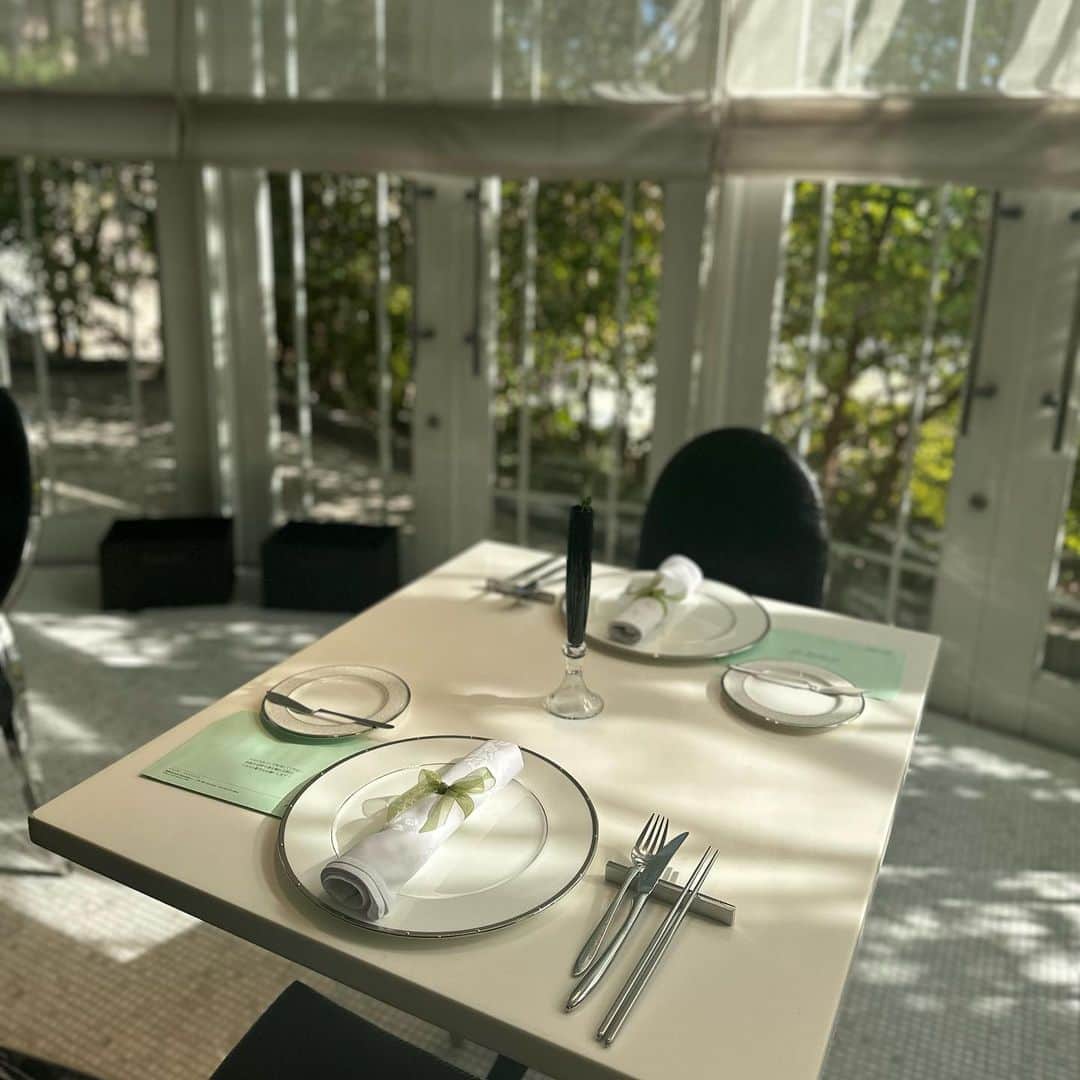 石橋あこさんのインスタグラム写真 - (石橋あこInstagram)「💚  ◆ VERT FONCE 　@restaurant.vertfonce   ◆浄水アフタヌーンティー　¥2,750-  ◆中央区平尾浄水  白と緑に囲まれた素敵な空間で食事ができるヴェルフォンセに行ってきました✨ 結婚式場も兼ねているので、ロケーションは抜群🤍 量は多すぎず、グリーンがたくさんでとってもおしゃれでした🌱  なにより大きな窓から燦々と日が差し込む店内は圧巻です✨  次はランチで伺いたい🥗  #VERTFONCE#ヴェルフォンセ #福岡カフェ#福岡アフタヌーンティー#福岡グルメ #福岡カフェ#福岡スイーツ#カフェ好きな人と繋がりたい#afternoontea #アフヌン#ヌン活#福岡ヌン活#アフタヌーンティー#アフタヌーンティー巡り#アフタヌーンティー部#afternoontea#福岡カフェ#薬院カフェ#薬院ランチ#浄水通り」3月9日 22時42分 - acococo120
