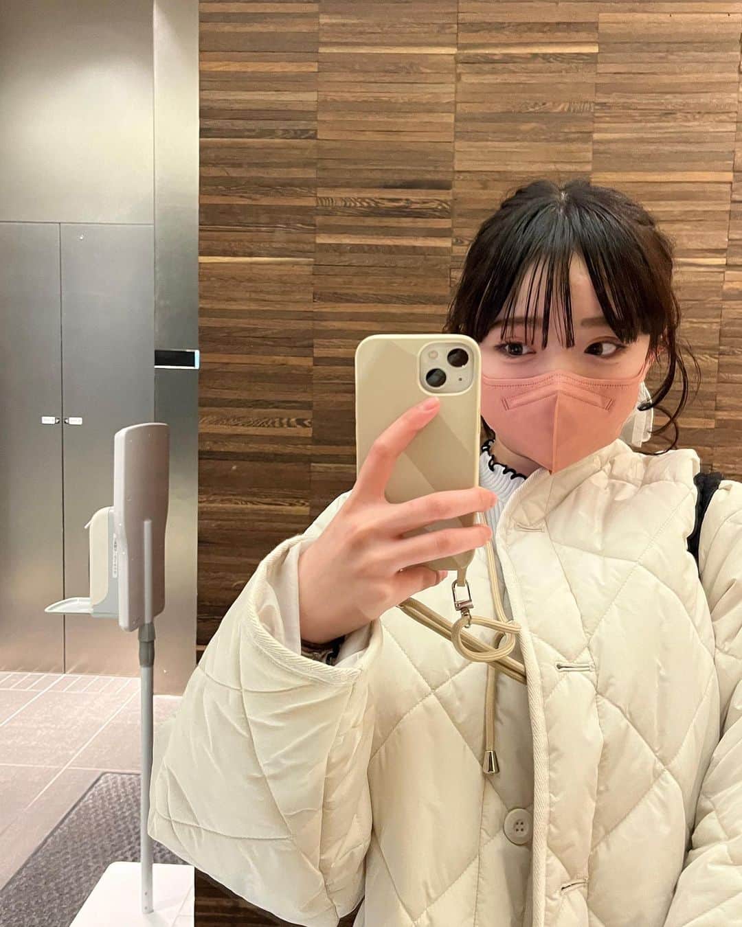 のインスタグラム：「癖毛だからストレートにするより巻き髪にした方が時短なんです。(-_-)  #05 #ootd #キルティングジャケット #巻き髪 #ガーリーコーデ」