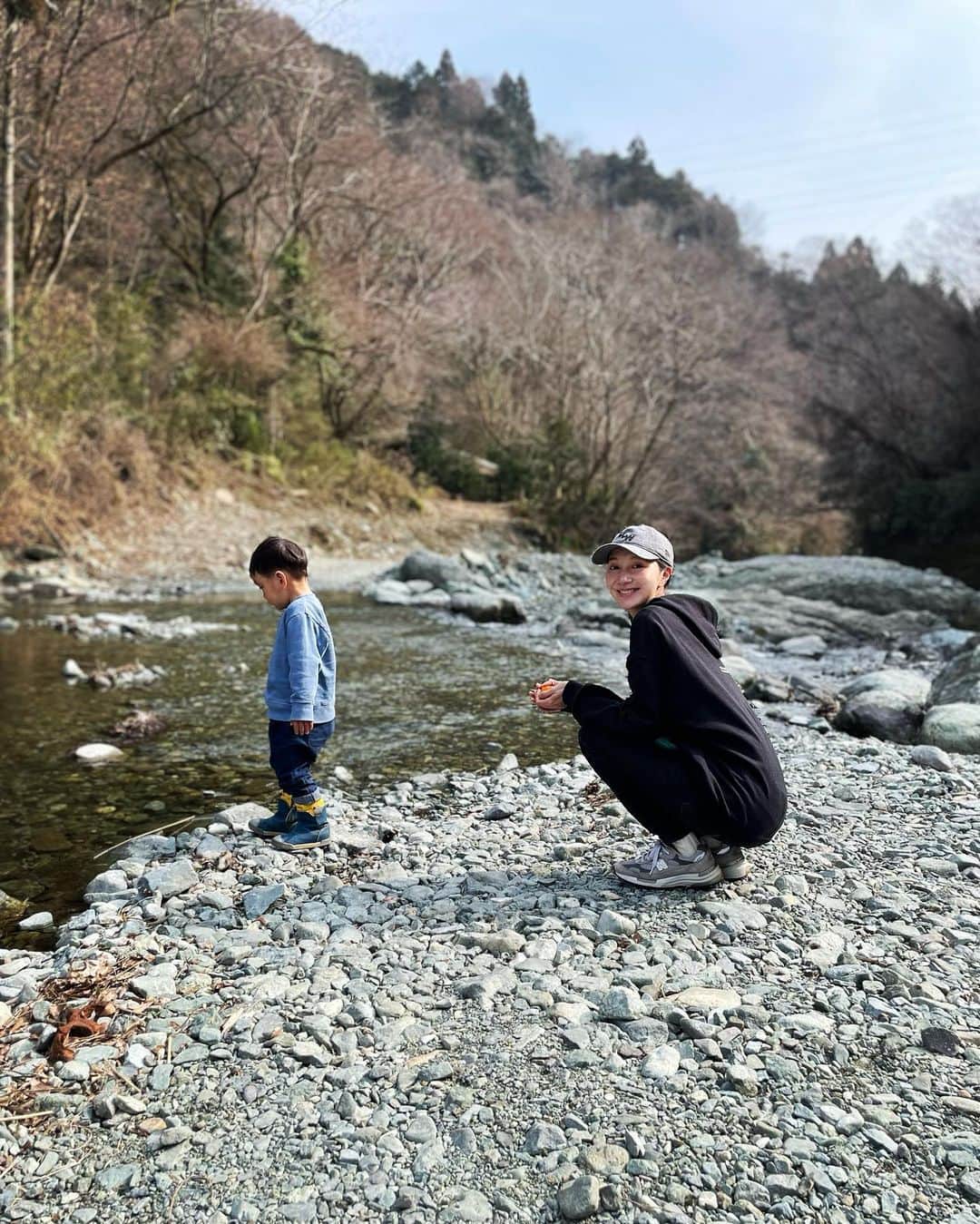 愛可さんのインスタグラム写真 - (愛可Instagram)「・ 久しぶりに遊びに行った、神奈川県の松田町にある寄（やどりき）  中津川源流域にあり、緑と川の水が綺麗で素朴なとても静かな場所です。 私達夫婦が一時期本気で住みたかった所でもあります。  夫はここを舞台にして小説を一本書いている位、美しくも不思議な雰囲気で、ここに来ると俗物から解放されるような ユートピア感があるのだけど、 息子の学校などを考えて移住は見送る事になったのです。  そんな寄に2年ぶりに息子を連れて遊びに行きました。  清々しい空気の中、マスクを外しての川遊び  息子くんは、先日お友達のお兄ちゃんに教えてもらった草舟をお父ちゃんと作っては、川に浮かべていました。  民営のドッグランもあり、そのそばでは犬達とも川遊びができますよ。  週末に限り、水源林の案内などもあるらしく いつか参加してみたいです。  レストランなどは少ないので、 お弁当などを持って河原でピクニックがオススメです！」3月9日 22時48分 - aikick