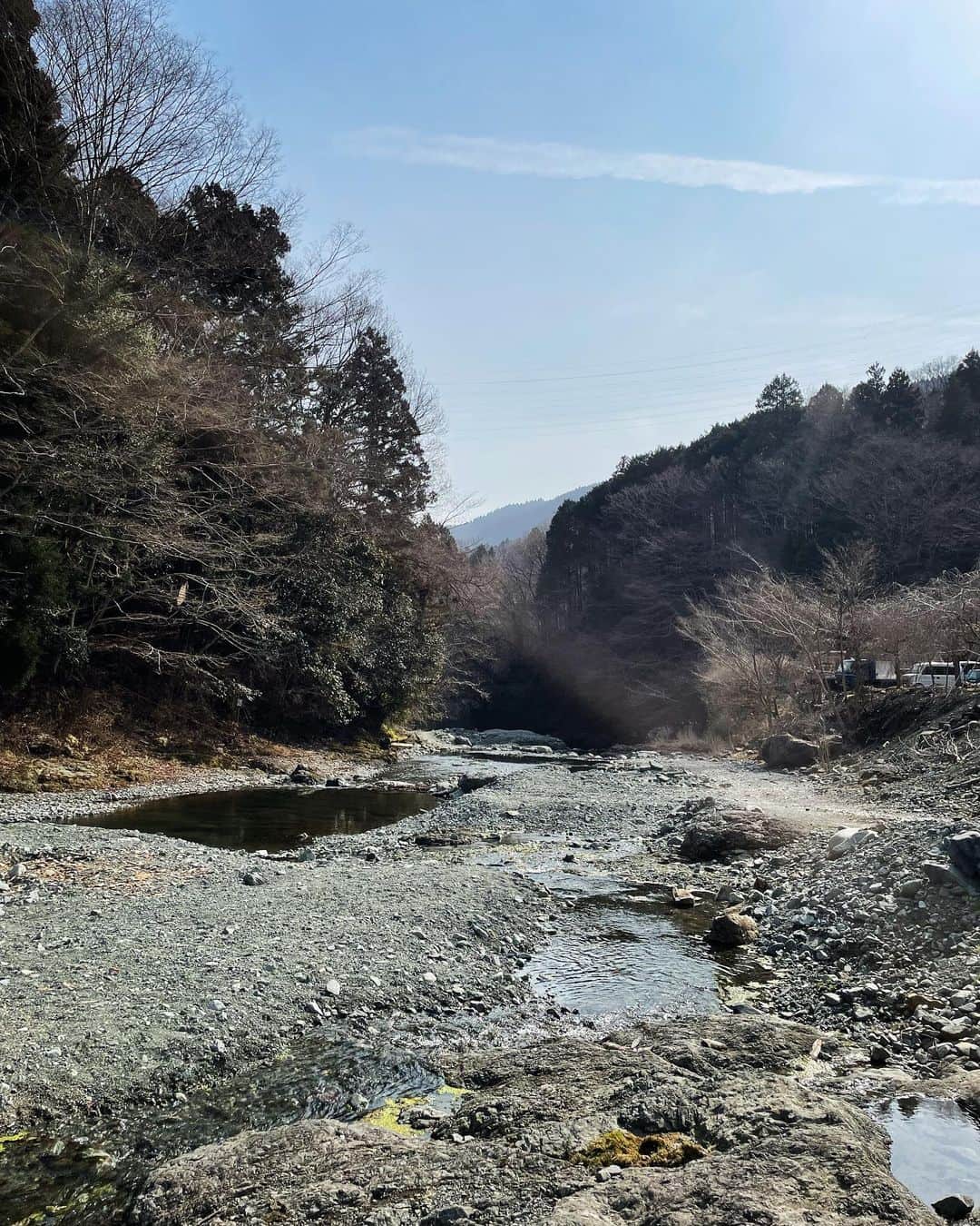 愛可さんのインスタグラム写真 - (愛可Instagram)「・ 久しぶりに遊びに行った、神奈川県の松田町にある寄（やどりき）  中津川源流域にあり、緑と川の水が綺麗で素朴なとても静かな場所です。 私達夫婦が一時期本気で住みたかった所でもあります。  夫はここを舞台にして小説を一本書いている位、美しくも不思議な雰囲気で、ここに来ると俗物から解放されるような ユートピア感があるのだけど、 息子の学校などを考えて移住は見送る事になったのです。  そんな寄に2年ぶりに息子を連れて遊びに行きました。  清々しい空気の中、マスクを外しての川遊び  息子くんは、先日お友達のお兄ちゃんに教えてもらった草舟をお父ちゃんと作っては、川に浮かべていました。  民営のドッグランもあり、そのそばでは犬達とも川遊びができますよ。  週末に限り、水源林の案内などもあるらしく いつか参加してみたいです。  レストランなどは少ないので、 お弁当などを持って河原でピクニックがオススメです！」3月9日 22時48分 - aikick