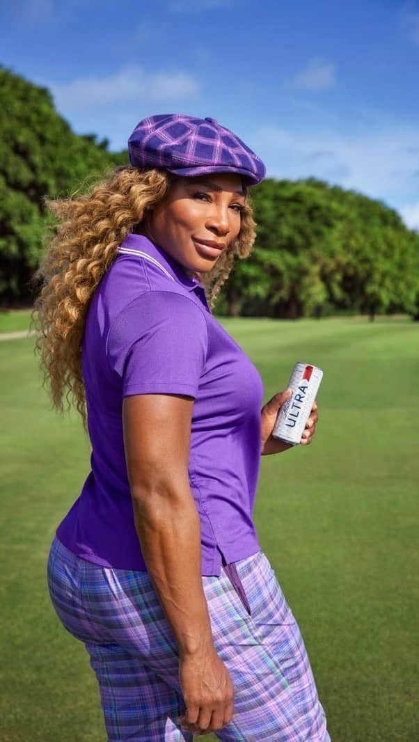 セリーナ・ウィリアムズのインスタグラム：「When do I get to be on a golf course and drink? I had so much fun shooting with @michelobultra for Super Bowl LVII 🍻 here’s a glimpse behind the scenes!  Music by: @dria_thornton / @christhefr」