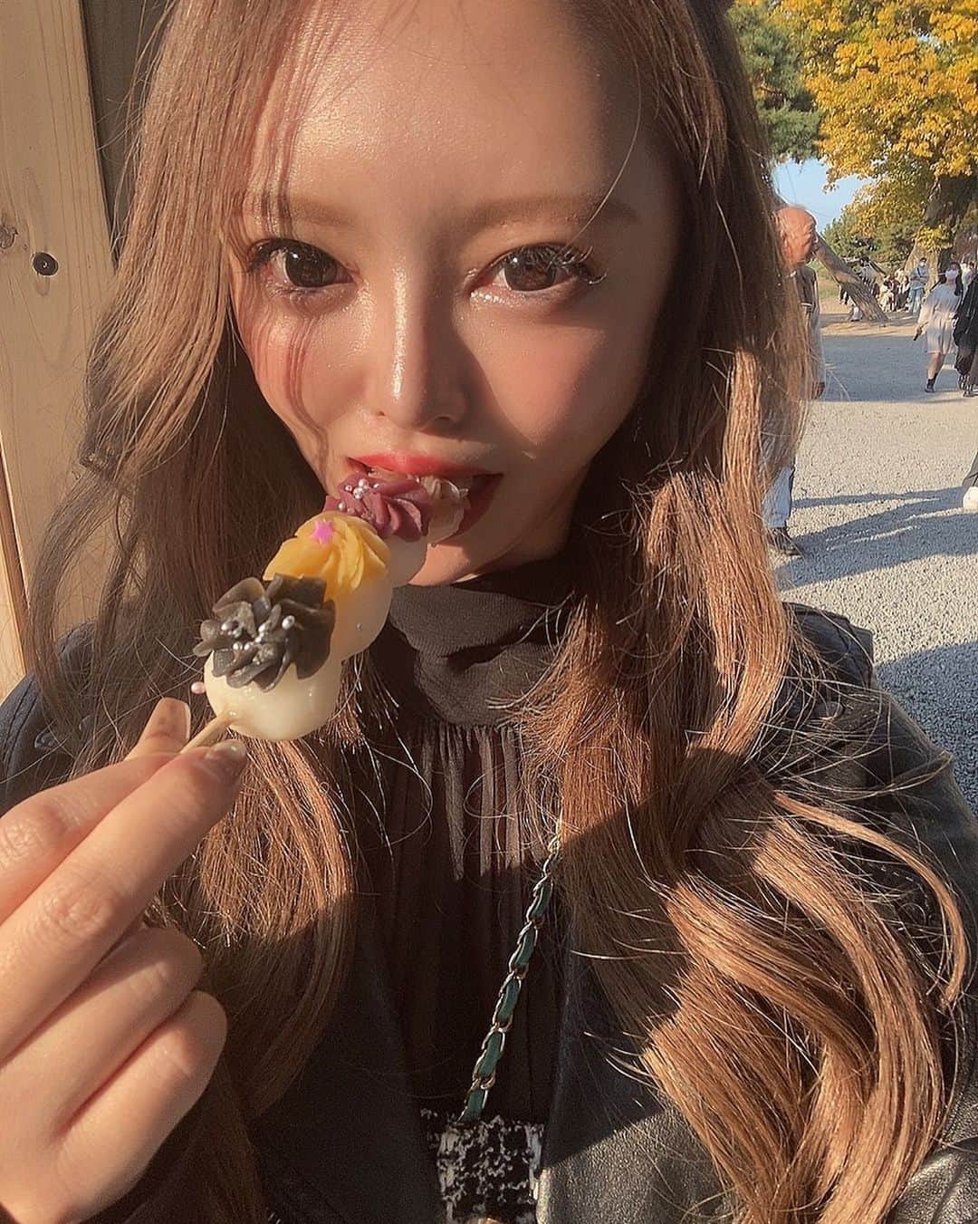 ゆいのインスタグラム：「. . .  紅葉🍁  もぐもぐ🤤🍡🍽️  . . . #京都 #嵐山 #渡月橋 #食べ歩き #食べ歩きグルメ #グルメ #食べるの大好き #祇園 #キャバ嬢 #キャバクラ #北新地 #カイザーグループ #ミナミ #観光 #デートにオススメ #彼女とデートなうに使っていいよ #美容 #整形 #キャバ嬢の休日 #ギャル #ダイエット #ｇカップ #爆乳 #グラビア #丸顔 #エクステ #ショートカット #歌舞伎町 #ドレス #筋トレ」