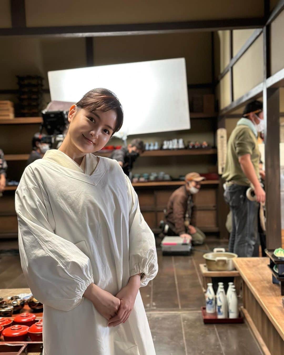 葵わかなのインスタグラム：「「キッチン革命」  撮影していた時はまだまだだと思っていたのに、気づけば放送日が近づいてきています☺️  振り返ると、綾子を演じるのはとても楽しくて、でもとても大変だったんだなぁと思います。  毎日家に帰ってから急激に眠くなるから、まず仮眠しないと動けなかった😅  こんな事はあんまりなくて、パワー溢れる綾子のパワフルな人生を辿るというのは本当に体力や気力が必要でした。  でも一つ一つ愛を持って、チームの皆さんと丁寧に進めたような気がするので、撮影が終わった今も満ち足りた気持ちでいます☺️  早く皆さんに観ていただきたいし、自分もまた綾子と会いたい！あの世界観をまた感じたい…みたいな温かい気持ちです😳  楽しみにしていてくれたらうれしいです。  #キッチン革命」