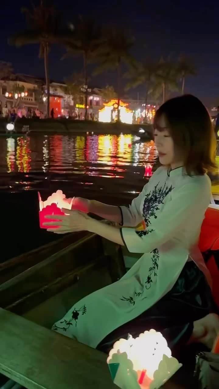 のインスタグラム：「願いを込めて…💓  #灯籠流し #ホイアン #hoian #vietnam #ベトナム #japanese #travelgram #たびすたぐらむ #アオザイ #ぼったくられ未遂 #生きる手段は人それぞれ #東南アジアあるある  #髪の毛が大変」