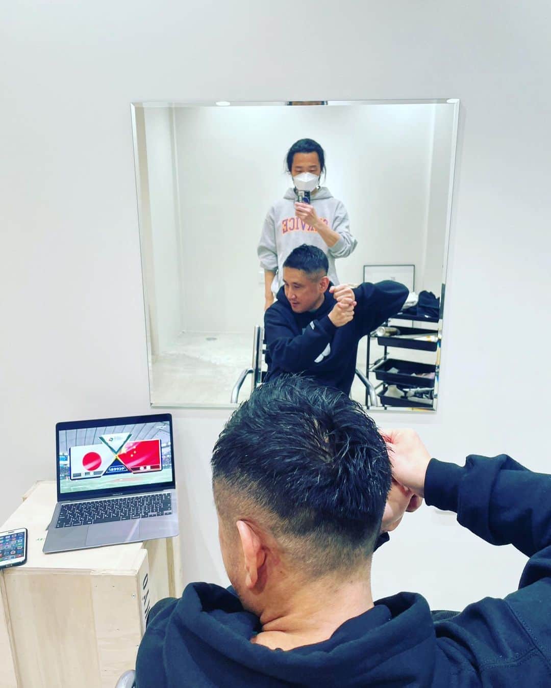 おたこぷーのインスタグラム：「都立大学から徒歩3分にあります403でカットしてもらいました。 その後.403夫婦とWBC日本対中国を観戦！ みんなで見ると楽しかす🙋‍♂️ オルス🐹 嫁が話しかけてきたから得点シーンは全部見逃しました🤣🤣 アルス🤣 #wbc」