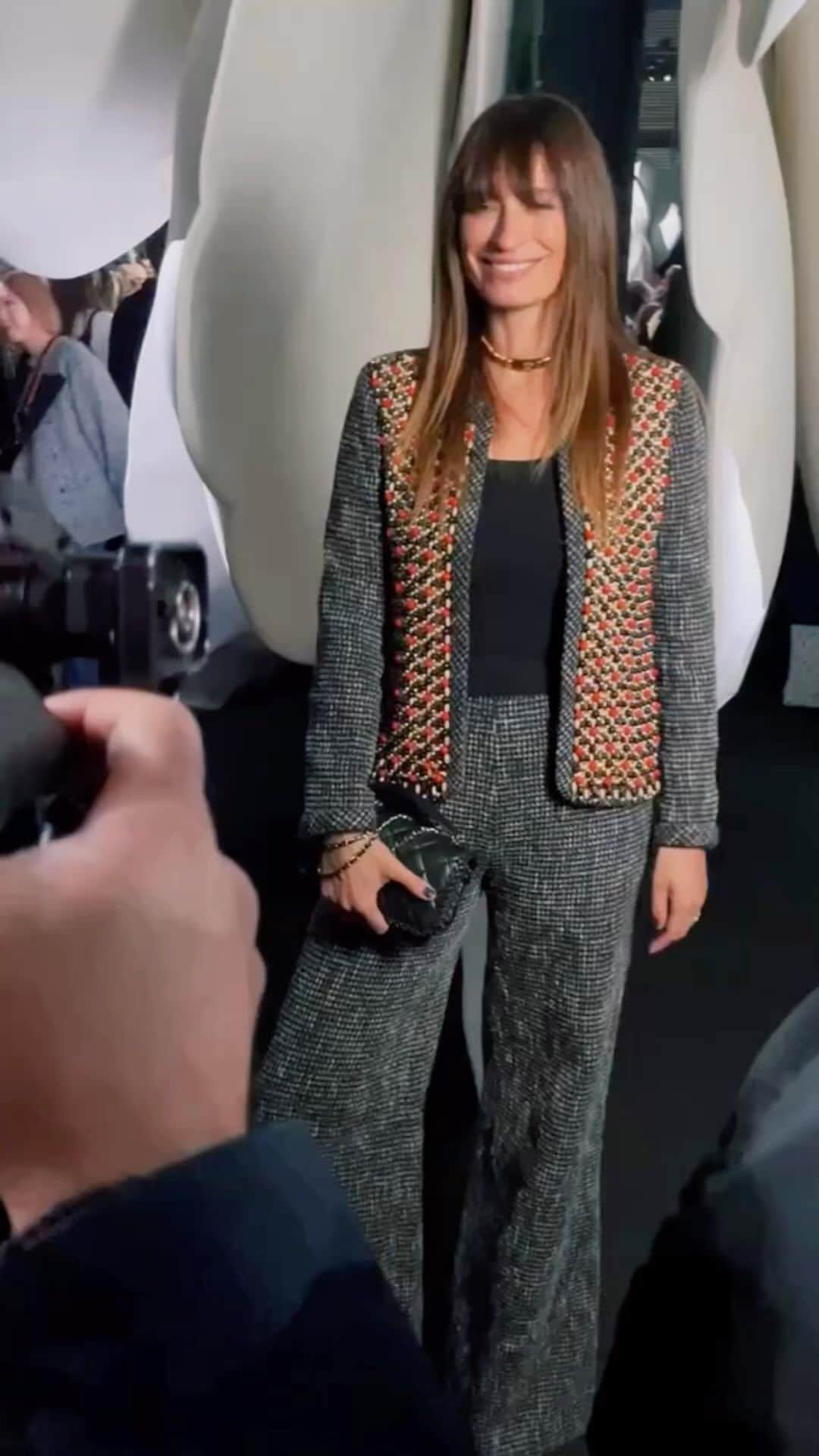 カロリーヌ・ド・メグレのインスタグラム：「At the Chanel show 💘  Video @saifoo7 Hair @rudymarmet Makeup @khelamakeup Manucure @hanaegoumri style @yasmineeslami skin prep @sophie_carbonari  @safemgmt @chanelofficial #ChanelFallWinter」