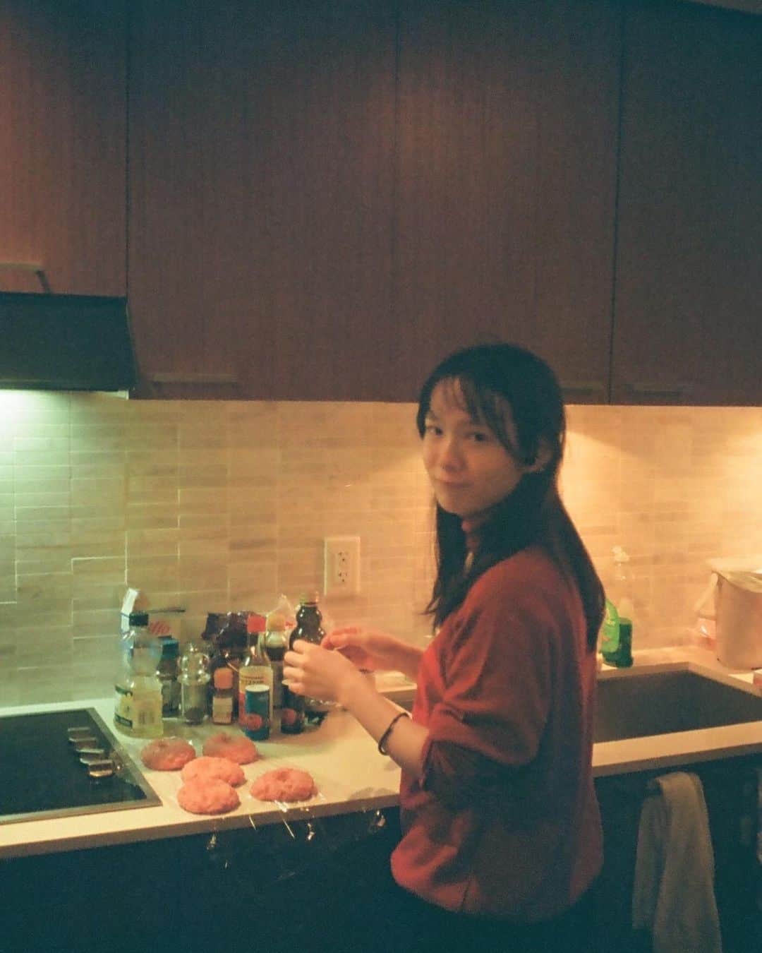 のインスタグラム：「いつかの、カナダ  こねバーグ 毎日のようにお団子ヘア あとは画質の良い牡蠣と牡蠣  牡蠣に辛いソースをかけるの、美味しいんだよ、タバスコ持ち歩こうかな。  隣にはいつも、泣き虫猫さん 🐈」