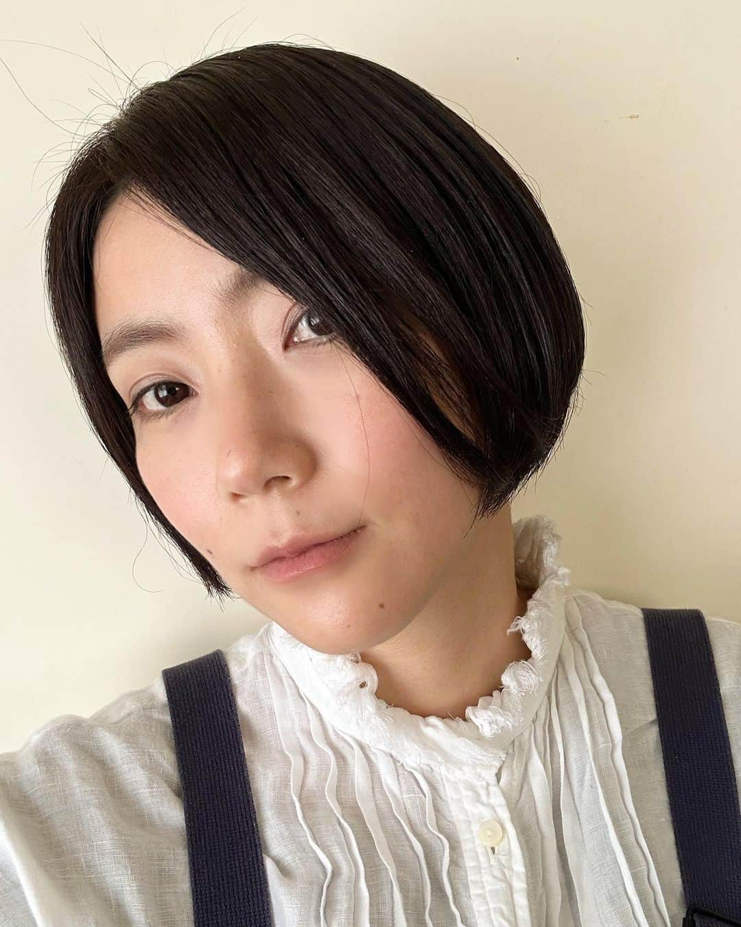 清浦夏実のインスタグラム：「髪を切った✂︎ 4ヶ月ぶりのヘアカット。パープルを入れて、ワンレンボブになりました。髪切った帰りは可愛くてご機嫌なので、いつもどこかに寄りたくなります。長井さんありがとうこざいます。  化粧下地も購入。デコルテの新作。そろそろ紫外線も気になるし、夕方頃になると血色感が無くなるのでピンクにしてみました。ノーモア土気色。甦れ、血めぐり。  身だしなみから春。  #ヘアカット #ショートカット #ワンレンボブ #パープル #清浦夏実 #decorte #化粧下地 #メイク #ベースメイク #紫外線対策 #春 #春支度」