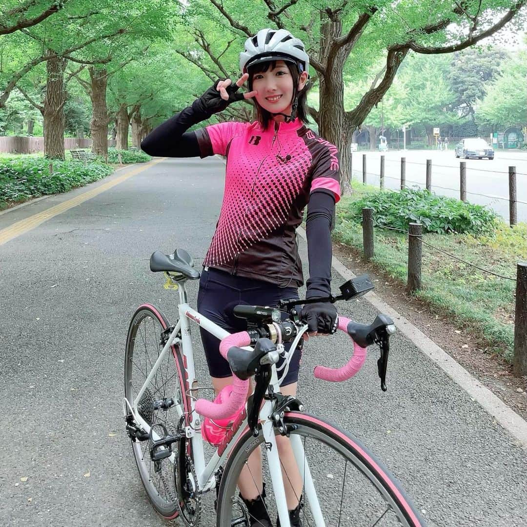 東城咲耶子のインスタグラム：「ガチナマの撮影のときの🚴‍♀️ @gachinkocycletv   例のあの坂だ〜！  君の名は…！？🙋🏻‍♀️  #roadbike #cyclinggirl #ロードバイク #ロードバイク女子 #サイクルジャージ #ロードバイクのある風景 #ロードバイクのある生活」