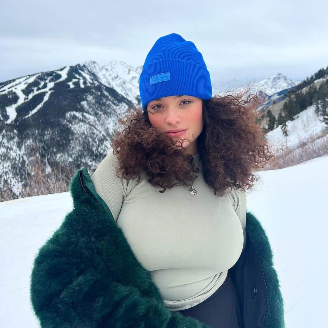 ダイアナ・ヴェラスのインスタグラム：「48 hours in Aspen 🧊⛷️ @halfdays ⛷️🧊」