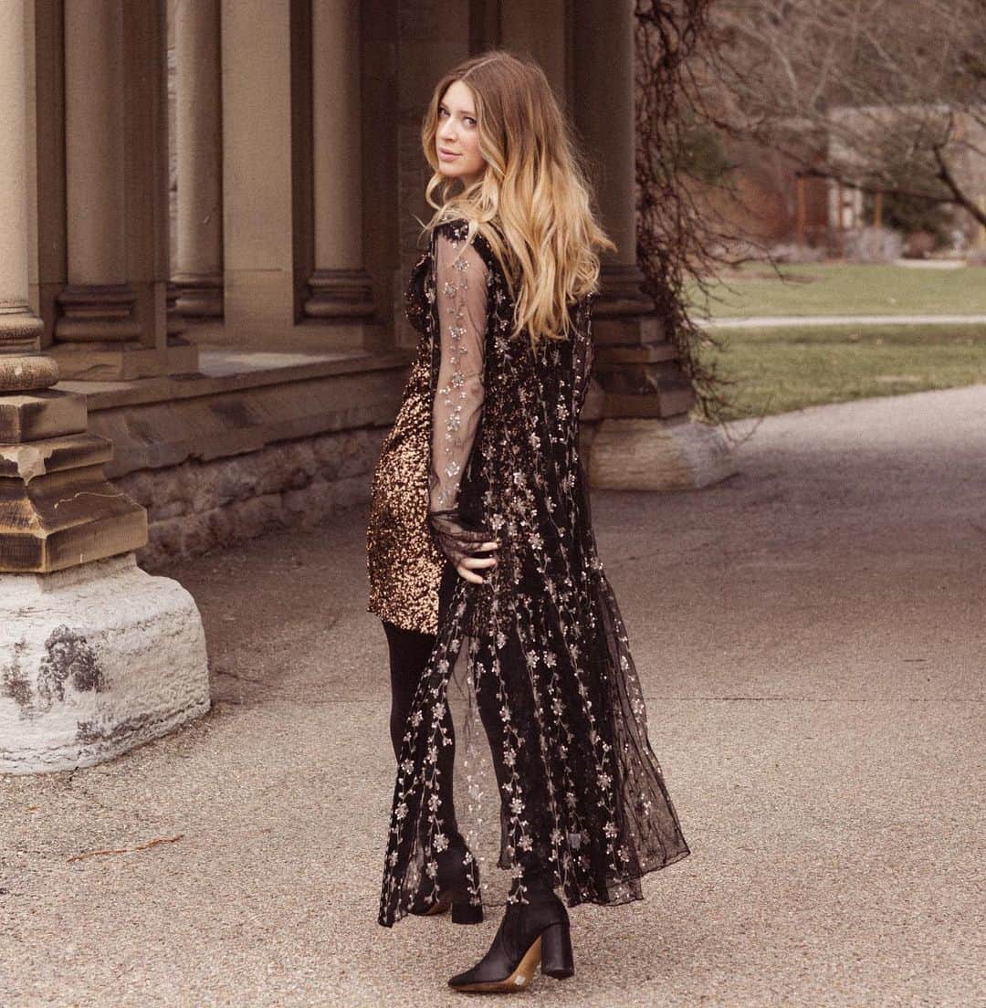 のインスタグラム：「Give that Harry Potter mom vibe ✌🏼dripping in @bl_nk_london   #addalittlesparkle #outfitoftheday #dressup」