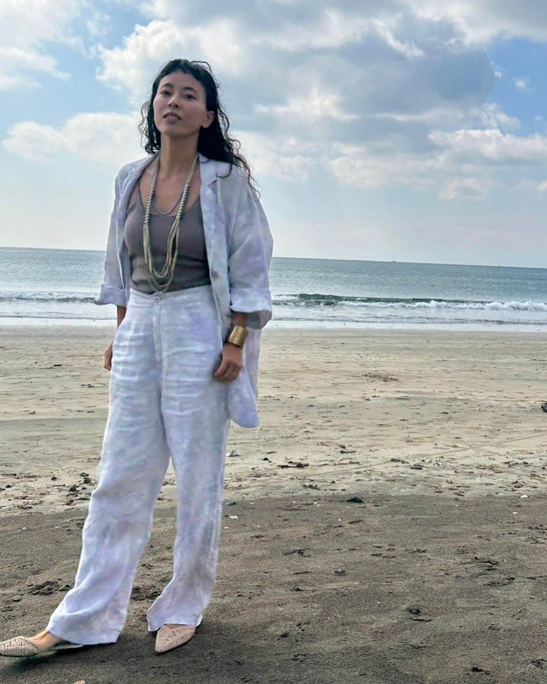 渋木さやかのインスタグラム：「海がキラキラ輝く季節✨ 花粉さえなければ最高なんだけどなぁ🤧　 花粉も自然の一部……と思えば……🫠　 ⠀ ⠀ ⠀ 大好きな @kiira_shikica のセットアップ。 毎シーズン可愛いの作ってる @kazumismile 尊敬だよ✨✨頭の中を覗いてみたい👀… そして、この日に鎌倉まで来てくださった @doorganic @donatural の皆さんと撮影もランチも楽しかったなぁ♡  —————————- 3月＆4月のスケジュール🗓  \ \ Special Class / /  🕊3/26(日) 9:30足利市駅集合でバス移動🚌 「禅ヨガ」坐禅&ヨガ&精進料理のコース　@koumyoji  日帰り1 day tripで栃木県足利市の観光もします。足利観光協会の旅を楽しんで下さい💕  ⠀ 🕊4/16(日)12:45-13:45 「整うシヴァーナンダヨガ」 @organiclifetokyo in 原宿 🈵ありがとうございます✨  ⠀ 4/16 同日 15:40-16:40  「私たちのオーガニックライフ 〰植物療法とヨガライフ〰」 With @yuka_nanjo131  🗣南上夕佳さんとのトークショーです  ⠀ \ レギュラークラス /  ●火曜 9:30-10:45 ジプシーア材木座テラス 鎌倉 (@gypsea_by_honey_official ) ←予約制 3/14.3/21. 4/11代講  ●火曜 13:00-14:00 アンダーザライトonline class  ←会員登録 3/14,21 4/11休講  ●木曜 11:00-12:20 アンダーザライト 代々木 Sivananda yoga Class ( @utlyoga ) ←予約不要 3/16,4/13 休講 ————————-」