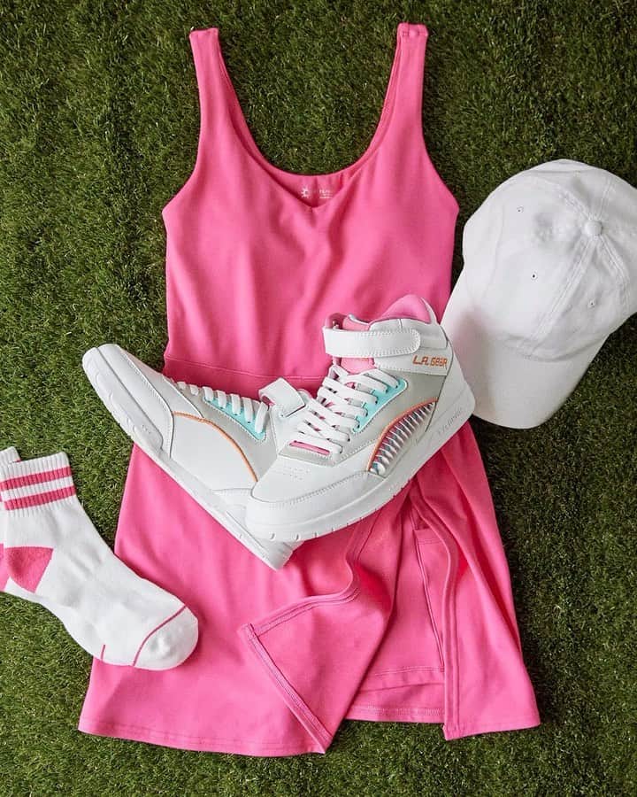 のインスタグラム：「👟 Aerie x LA Gear Giveaway 👟 We’re partnering with @lagear to give one lucky winner and their friend each a new pair of LA Gear Shoes and a $50 Aerie gift card! Want to win? Like this post, tag a friend below with #AerieSweeps and make sure you’re following @aerie and @lagear! And be sure to shop LA Gear on aerie.com! . . . NO PURCHASE OR PAYMENT NECESSARY TO ENTER OR WIN.  Sweepstakes starts at 10:00 am ET on 03/09/2023 and ends at 3:00 am ET on 03/12/2023.  Open only to legal residents of 50 US & DC and Canada (void in the Province of Quebec). Must be 18 or older to enter.  Enter by following @aerie and @lagear on Instagram, liking Sweepstakes Post, and tagging a friend. See Official Rules: http://on.ae.com/60005qqSG for complete details.  Odds of winning depend on total number of entries.  Void where prohibited.  This promotion is not sponsored or endorsed by, or affiliated with Instagram.  Sponsor: AEO Management Co., © 2023 AEO Management Co. All rights reserved.」