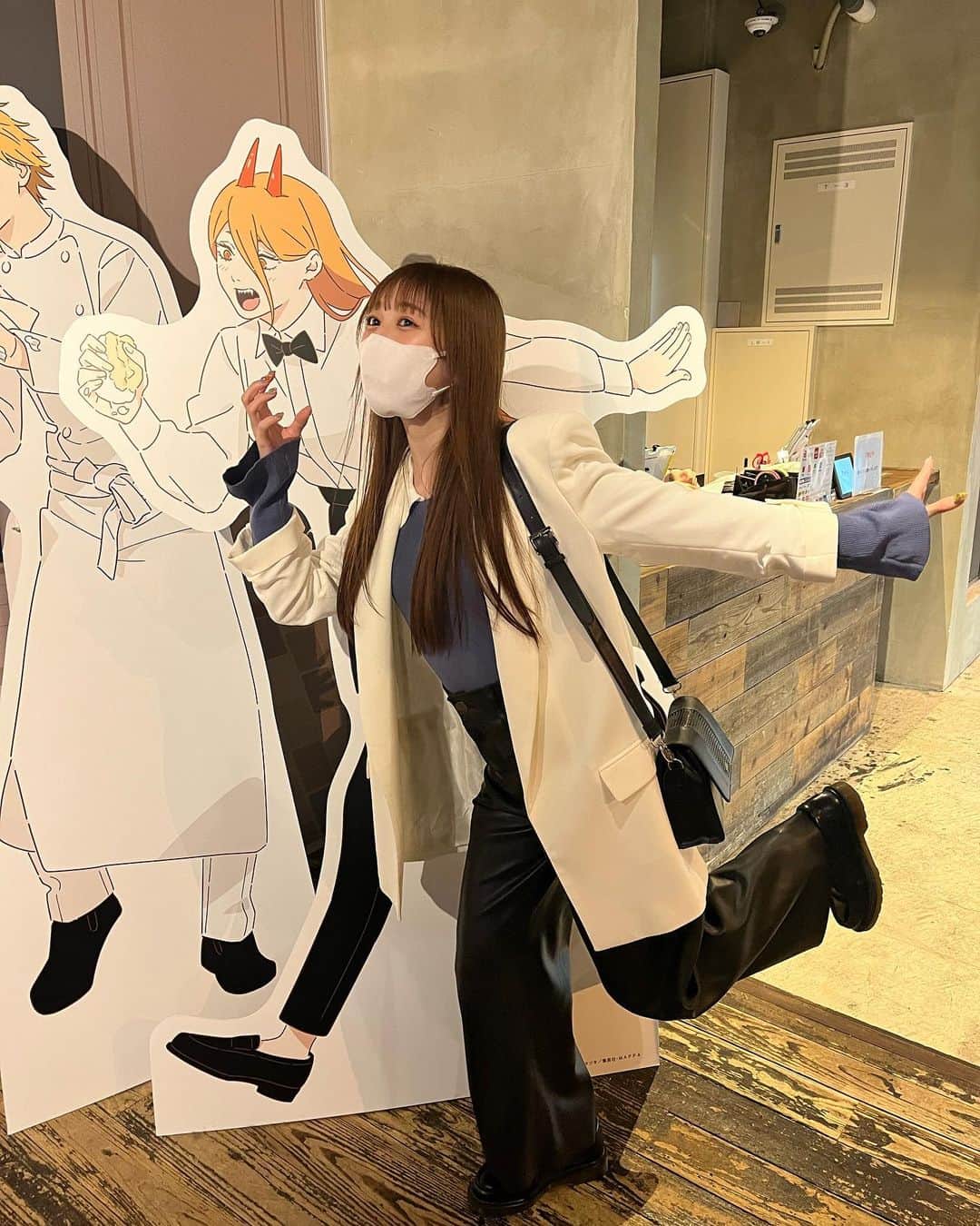 宮坂杏のインスタグラム：「チェンソーマンカフェ🩸⛓  楽しそうなオタみやちです！ みやちはパワーちゃん推しでママはデンジくん推しなの！ランダムの入場特典🥺🫶🏻 好きなものに溢れてる空間......最高っ！☺️💗 . . . #チェンソーマンカフェ #チェンソーマン #パワーちゃん #オタ活 #chainsawman」