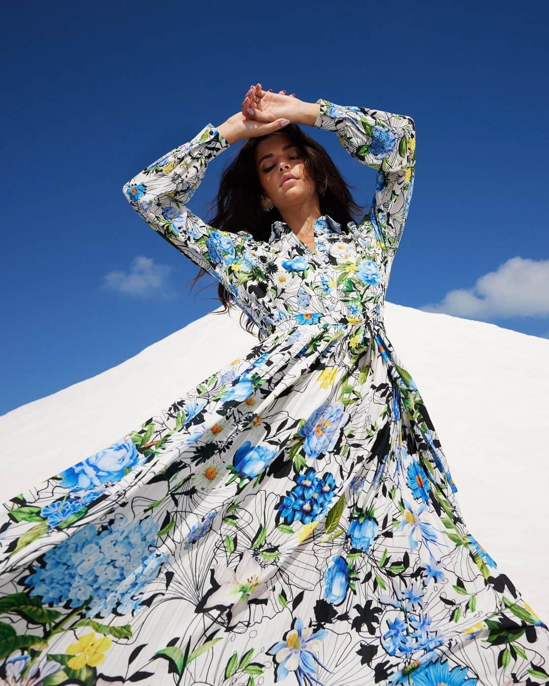 メアリーカトランズのインスタグラム：「Bold Monochromatic lines mixed with florals in warm & cool tones feature on pieces from the #MaryKatrantzouxLipsy collaboration, which are perfect for any summer event, keeping your style fresh and feminine!   🔎 Shop on Next.co.uk  Shirt Dress: K46-962」