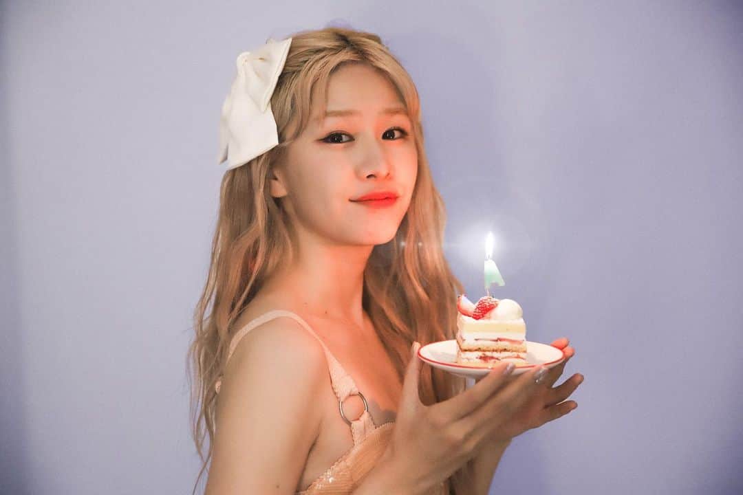 浅場佳苗のインスタグラム：「Happy Birthday To Me🕯✨ 本日また一つ歳を重ねました！ 変わってゆくものも変わらないものも、 すべてが愛おしい。 今、そんな気持ちです。💐  わたしに、わたしの音楽に、 関わって下さるすべての皆様へ、 大きな愛と感謝を込めて🥺🤍  33歳もよろしくお願いします！🫶✨  と、いうことで、、 わたしから皆様へひとつお知らせごとを.. ！  💌 4月29日(土)に毎年恒例の、 バースデーライブを開催します！🎂🤍  ASABirthday Party!! 2023 〜遅ればせながら日頃の感謝を込めて〜 会場 / 原宿ストロボカフェ 開場18:30 /  開演19:00 入場チケット¥3300 / 配信チケット ¥2000 チケットの販売は明日11日(土)12:00より、 イープラスにてスタート！🎈  精一杯の音楽でおもてなしいたしますので、 どうかぜひ贈り物の代わりに、 ご参加いただけたら嬉しいです.. ！🍰 ・ #Asabirthday #33 #tokyo #japan #dancemusic #dancepop #edm #singer #songwriter #シンガーソングライター #弾き語り #フレキシタリアン #ゆるヴィーガン #動物愛護 #サスティナブル #エコ #地球にやさしいミュージシャン #愛犬家 #beatmania #iidx #LoL #tiktok #浅場佳苗 #kanaeasaba」