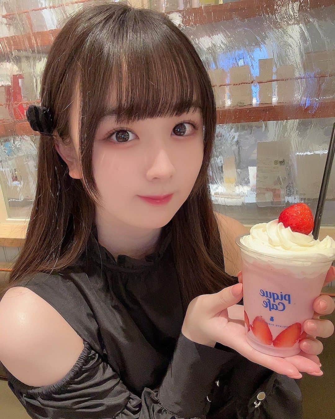 高田もものインスタグラム：「. 初めてジェラートピケカフェ行ったの〜🧸 . とてもいちごを感じました . 今日はまっくろももちゃん！ . かしこ . #高田もも #かしこってなに #かしこ #rienda #ワンピース #blackoutfit #ロングヘア #黒髪ロング #アイドル #Japaneseidol #偶像 #ジェラピケ #ジェラピケカフェ #ジェラートピケ #ジェラートピケカフェ #gelatopique #gelatopiquecafe #表参道 #表参道グルメ」