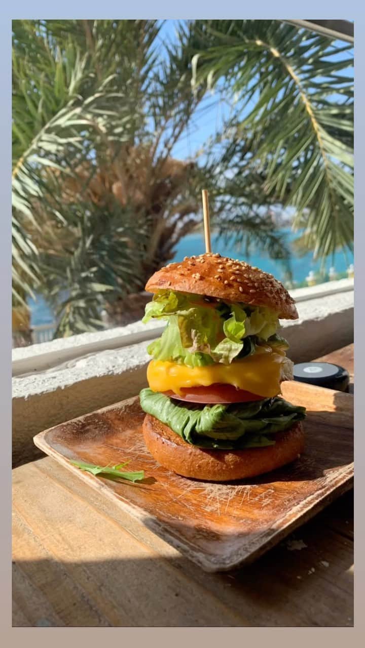 のインスタグラム：「#okinawa #yummy 🍔💛 #沖縄 #ひとり旅 #デートスポット #仕事 #着物でお出かけ #大島紬 #夏 #真夏 #暑い #美味しかった #思い出 #旅行  #resort #foodporn #food  #ハンバーガー #海  #lifeisgood #freestyle #shorthair」