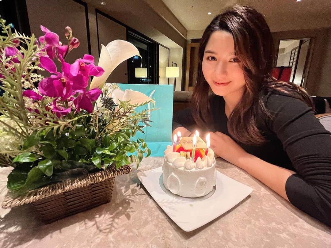 ヴァッツ美良のインスタグラム：「先日、24歳になりました💐  子供の頃は24歳ってもの凄く大人に見えてたけど、いざ自分がなってみると自分の理想としてた姿とはかけ離れてて、現実とのギャップに心折れそうになる瞬間もありますが、、。 それだけまだ伸びしろがある！と言い聞かせて日々の原動力にしてます💨笑  仕事もプライベートでも明確な目標が出来た今年。 最近はほぼ毎日休みなく働けている事に 幸せを感じてます☺️  今年は自分自身もCLONEAも 新しいスタートを切る1年になるので 突っ走り続けます❤️‍🔥❤️‍🔥❤️‍🔥」