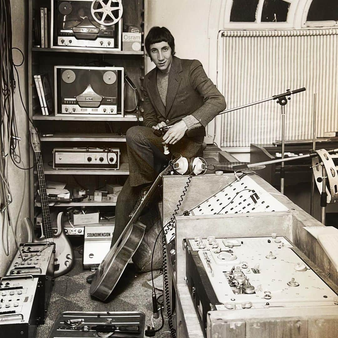 ピート・タウンゼントのインスタグラム：「Always loved a home studio. This is from my place in Wardour street. 1966-1969 on and off. This space later became the office of a company making home studios for musicians. Then in 1969 a Center for Meher Baba meetings. What did I write here? Happy Jack. Underture. Not a lot. It was a hang out for my Soho buddies. Didn’t have much peace.」