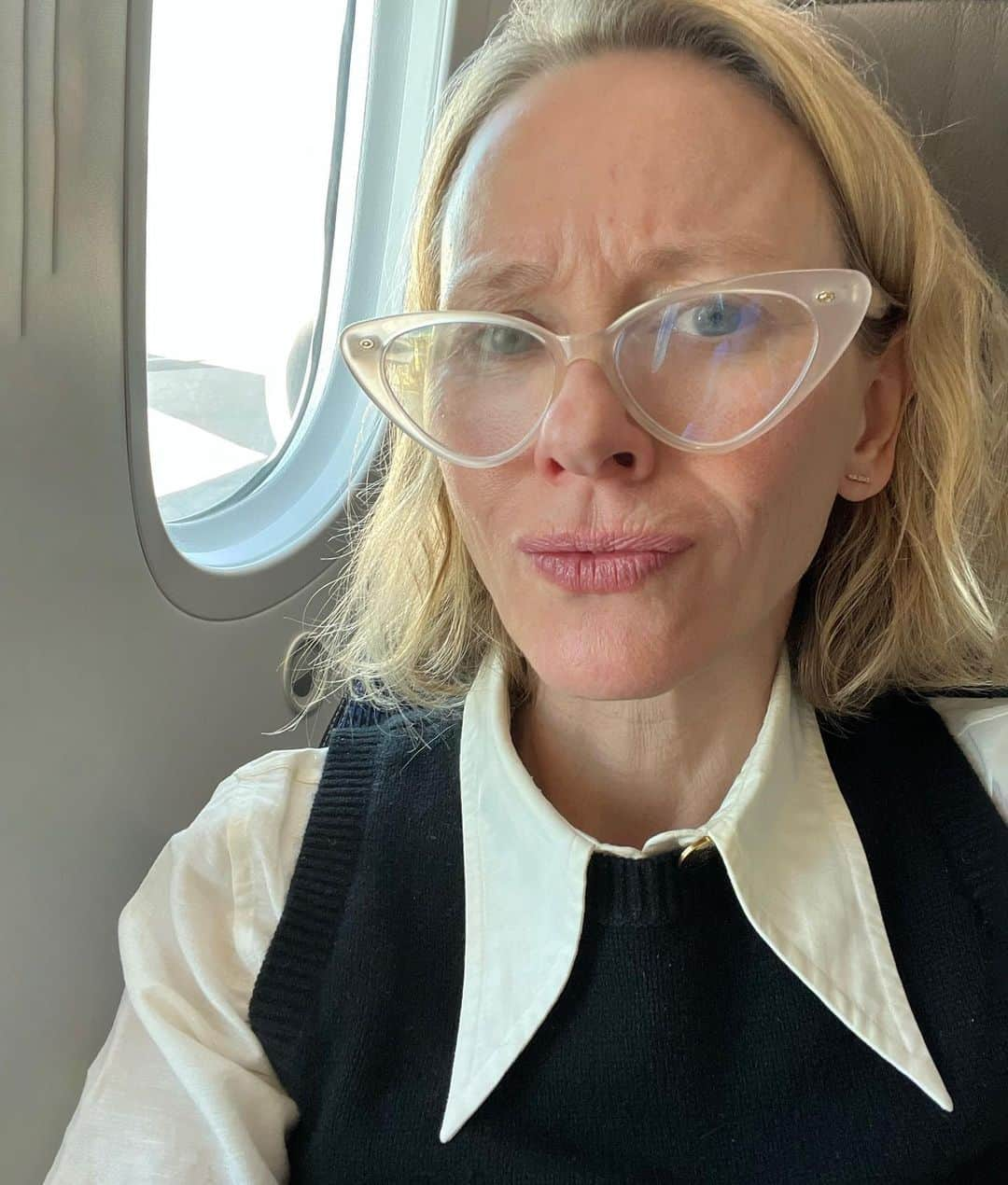 ナオミ・ワッツのインスタグラム：「The flight attendant said my outfit was “right on point”… but I think it’s pretty a-cute. 📐 👔 👓」