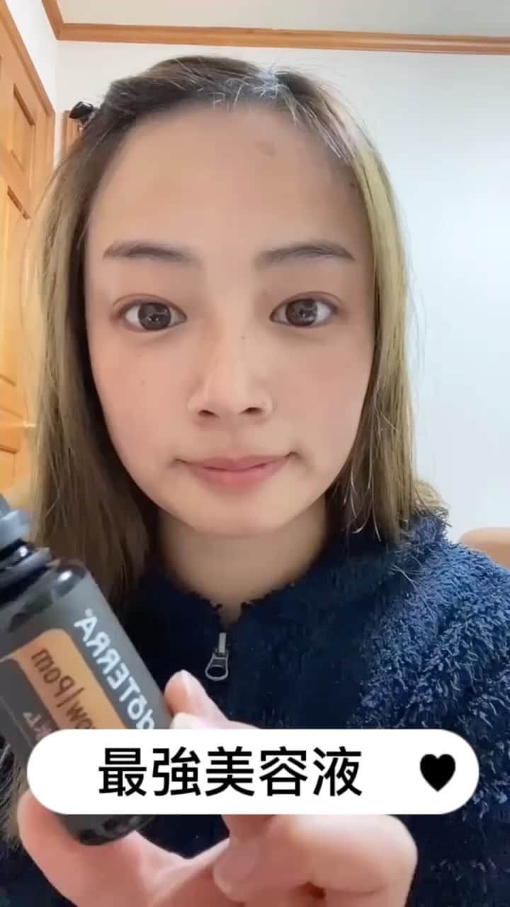 永井美津穂のインスタグラム：「. (スッピン失礼します) 私の強い味方 天然純粋100%の抗酸化オイル #ヤローポム ⁡ 塗布◎摂取◎(飲める美容液😳❤️‍🔥)子供にも◎ ⁡ 今の花粉の時期、目の痒みと鼻のムズムズだけでなく 顔全体が痒い。 そしていつも以上に乾燥する。 そんな時でもヤローポムを塗るとお肌はふっくらもちもち 毎日欠かせない🥺🌼 ⁡ 贅沢に直接垂らしても良いし、 化粧水に混ぜて使う、クリームに混ぜて お肌に馴染ませても◎ 子供の肌の乾燥やアトピーにもとってもいい🥹🫶 ⁡ 敏感肌さんこそヤローポム🌼 #エイジングケア #お肌の修復 ⁡ #ヤロウポム　#美容 #飲める美容液 #オーガニックコスメ #乾燥肌スキンケア #乾燥肌対策　#脱ステ　#メディカルアロマ」