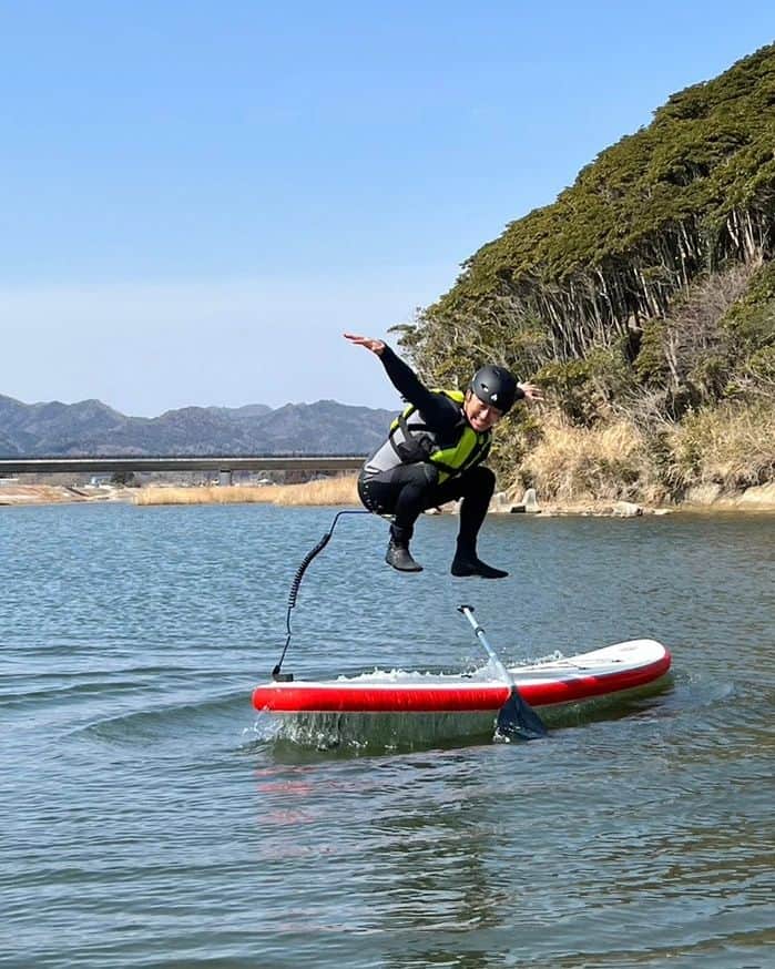 田村一将さんのインスタグラム写真 - (田村一将Instagram)「初めて福島の観光スポットでもある浜通りにいってきました🤗  今回は楢葉町でSUP体験と川内村でテントサウナ✌️  SUPはみんな見てくれた番組以来だったけどめちゃ楽しかったー😂  風も少なくて乗りやすいから場所だから、初心者でも体験しやすいと思う👍リオンとしょーたも初めてなのにめちゃ上手だった👏  あと、いわなの郷でやったテントサウナは水風呂じゃなくて近くの川でめちゃキンキン✌️最高に整った！テントサウナと外気浴最強👌  イワナ釣りとかキャンプもできるらしーよー！  めちゃおすすめ環境だから興味ある人は"かわうちラボ"のサイトをチェックしてね☝️  本当に楽しかったからまた暖かくなったら行きたいね😊  #ハママニ #SUP体験 #テントサウナ #楢葉町 #川内村 #pr #サウナ #バチェロレッテ #SUP #福島観光」3月10日 12時32分 - tam211