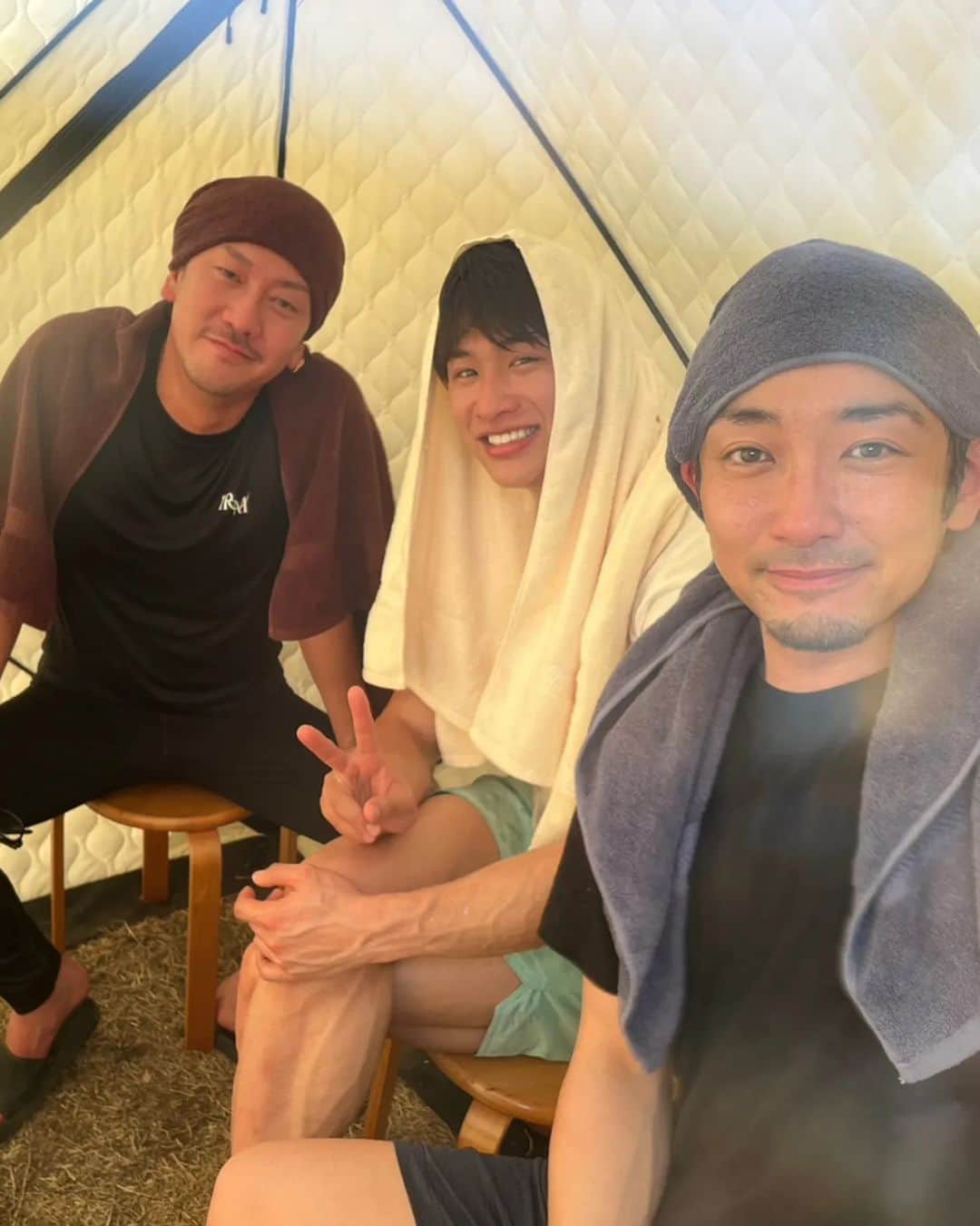 田村一将さんのインスタグラム写真 - (田村一将Instagram)「初めて福島の観光スポットでもある浜通りにいってきました🤗  今回は楢葉町でSUP体験と川内村でテントサウナ✌️  SUPはみんな見てくれた番組以来だったけどめちゃ楽しかったー😂  風も少なくて乗りやすいから場所だから、初心者でも体験しやすいと思う👍リオンとしょーたも初めてなのにめちゃ上手だった👏  あと、いわなの郷でやったテントサウナは水風呂じゃなくて近くの川でめちゃキンキン✌️最高に整った！テントサウナと外気浴最強👌  イワナ釣りとかキャンプもできるらしーよー！  めちゃおすすめ環境だから興味ある人は"かわうちラボ"のサイトをチェックしてね☝️  本当に楽しかったからまた暖かくなったら行きたいね😊  #ハママニ #SUP体験 #テントサウナ #楢葉町 #川内村 #pr #サウナ #バチェロレッテ #SUP #福島観光」3月10日 12時32分 - tam211