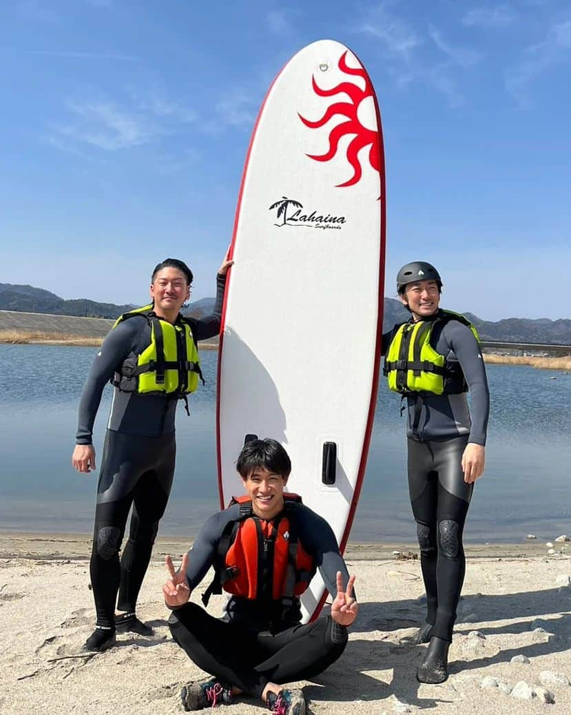 田村一将のインスタグラム：「初めて福島の観光スポットでもある浜通りにいってきました🤗  今回は楢葉町でSUP体験と川内村でテントサウナ✌️  SUPはみんな見てくれた番組以来だったけどめちゃ楽しかったー😂  風も少なくて乗りやすいから場所だから、初心者でも体験しやすいと思う👍リオンとしょーたも初めてなのにめちゃ上手だった👏  あと、いわなの郷でやったテントサウナは水風呂じゃなくて近くの川でめちゃキンキン✌️最高に整った！テントサウナと外気浴最強👌  イワナ釣りとかキャンプもできるらしーよー！  めちゃおすすめ環境だから興味ある人は"かわうちラボ"のサイトをチェックしてね☝️  本当に楽しかったからまた暖かくなったら行きたいね😊  #ハママニ #SUP体験 #テントサウナ #楢葉町 #川内村 #pr #サウナ #バチェロレッテ #SUP #福島観光」