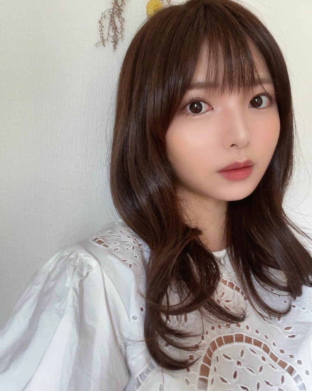 西谷麻糸呂のインスタグラム：「☁️☁️☁️  カットカラーしていただきました✂︎  全体的に整えてもらって カラーはいつものオリーブ系に🫒  スッキリして嬉しいです🫶  @kiho12_gunhee  @gunhee_tokyo  いつもありがとうございます〜！✨」