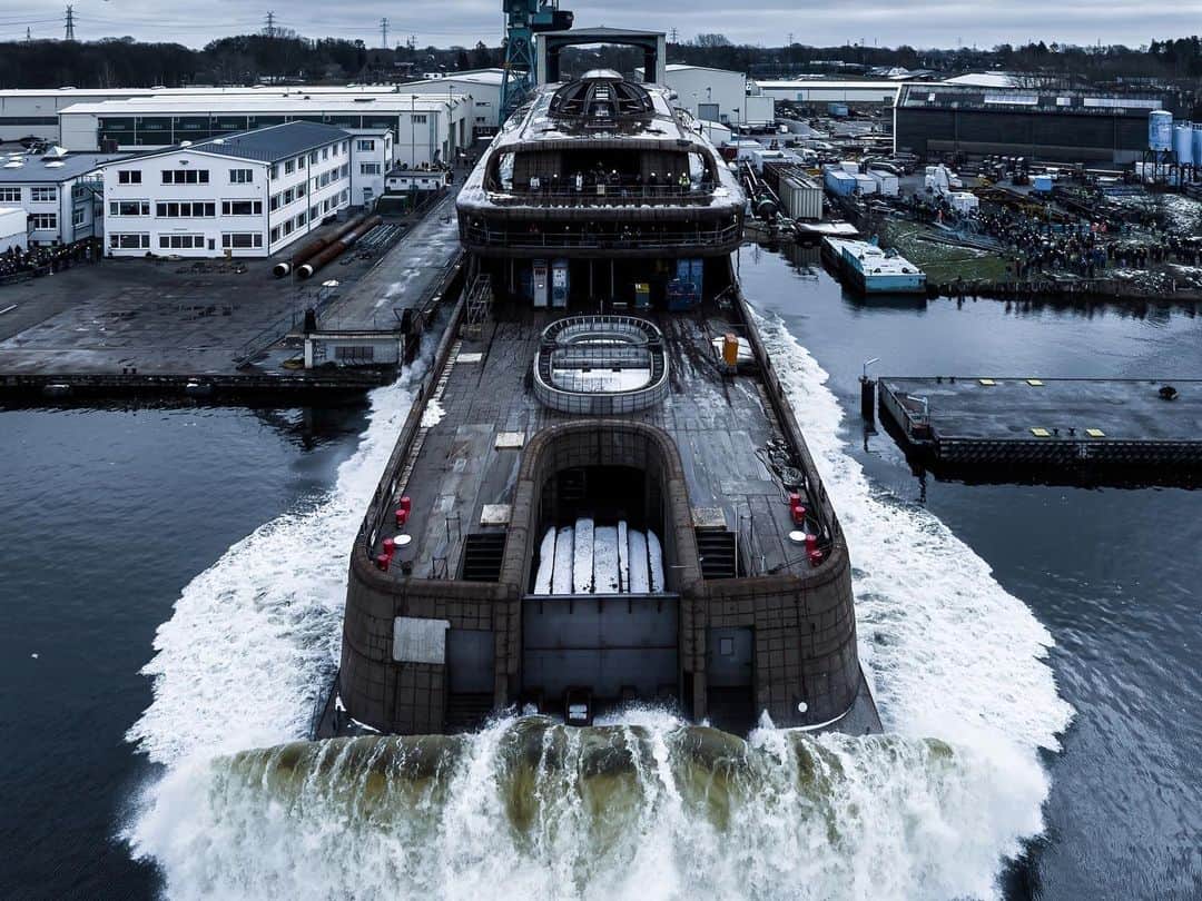 前澤友作さんのインスタグラム写真 - (前澤友作Instagram)「114.2m Lürssen Yacht designed by Marc Newson is under constructing now.   @luerssenyachts  @marcnewsonofficial」3月10日 11時11分 - yusaku2020