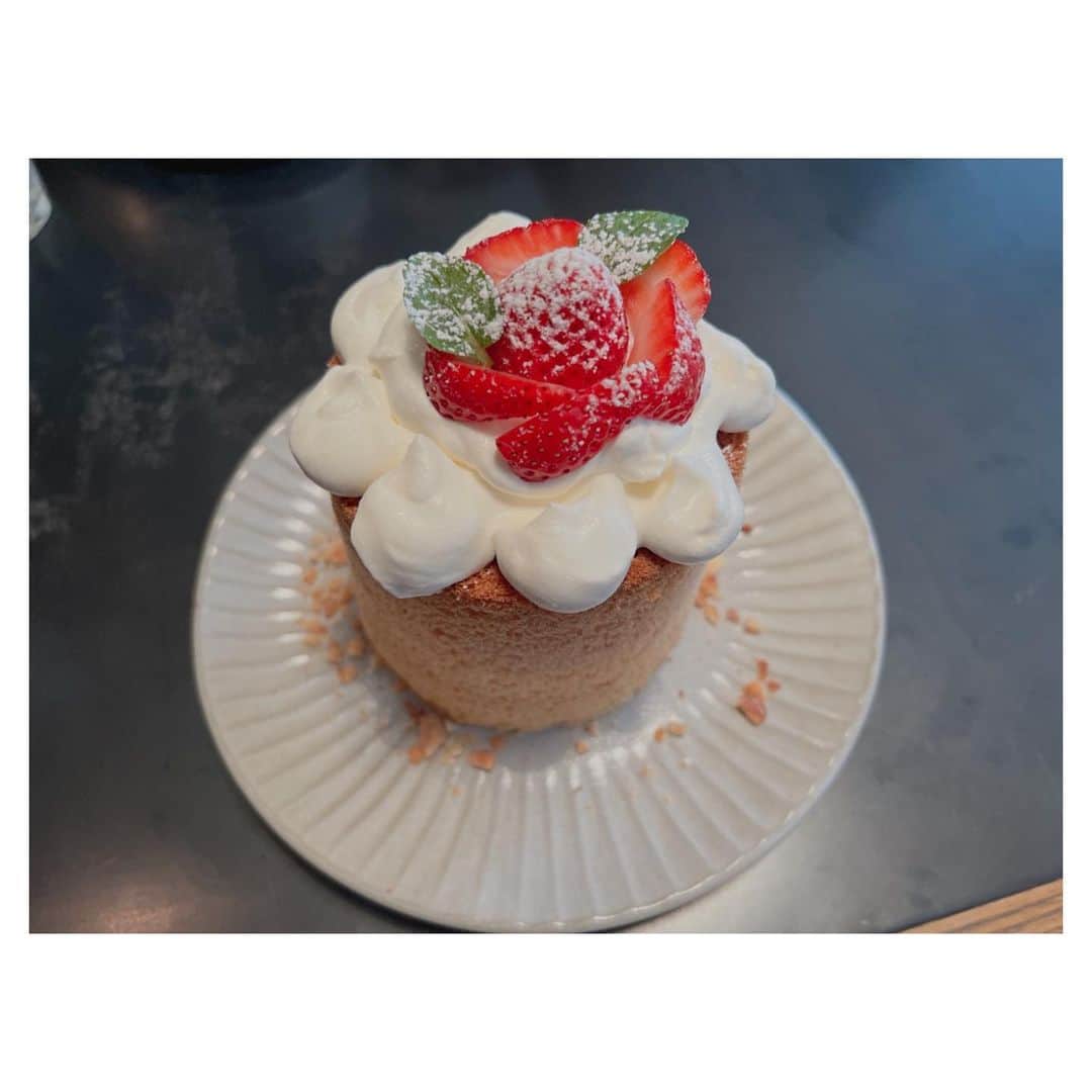 一木千洋のインスタグラム：「最近のこと  鹿野さんとかっしーとお茶しました🥰前は自分から積極的にお誘いできるタイプじゃなかったけど、会いましょうと言えるようになりました。大人になった！いいことだ〜  #シフォンケーキ #いちご #🍓」