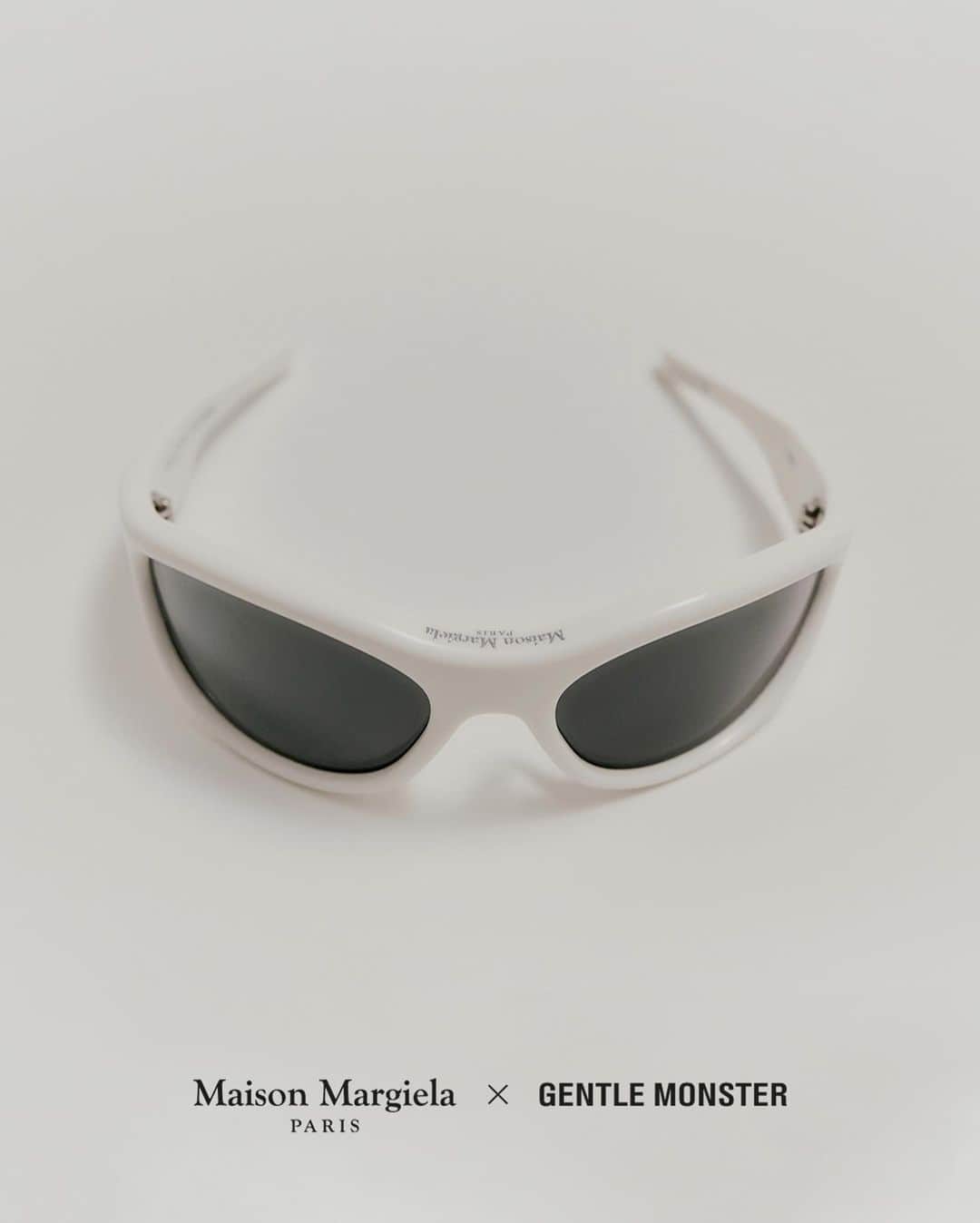 GENTLE MONSTERさんのインスタグラム写真 - (GENTLE MONSTERInstagram)「White frames.⁣ ⁣ Maison Margiela × Gentle Monster eyewear collection. Conceived by John Galliano and Gentle Monster, the genderless line includes sunglasses and spectacles.⁣ ⁣ Maison Margiela × Gentle Monster 컬렉션은 John Galliano와 Gentle Monster가 함께 고안한 젠더리스 라인으로, 다양한 선글라스와 옵티컬을 선보입니다.⁣ ⁣ #MaisonMargielaxGentleMonster⁣ #GentleMonster」3月10日 11時34分 - gentlemonster