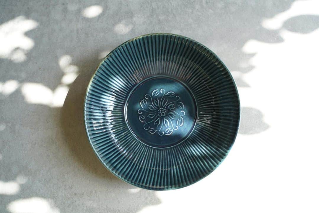 阿部春弥さんのインスタグラム写真 - (阿部春弥Instagram)「・ 18cm Bowl A bowl with a beautiful arabesque pattern. ・ 千鳥さんでの個展は12日まで。 よろしくお願いいたします。 ・ #うつわ千鳥#うつわ#器#箸置き#はしおき #阿部春弥#abeharuya  #ceramics#pottery#porcelain」3月10日 11時38分 - abe_haruya