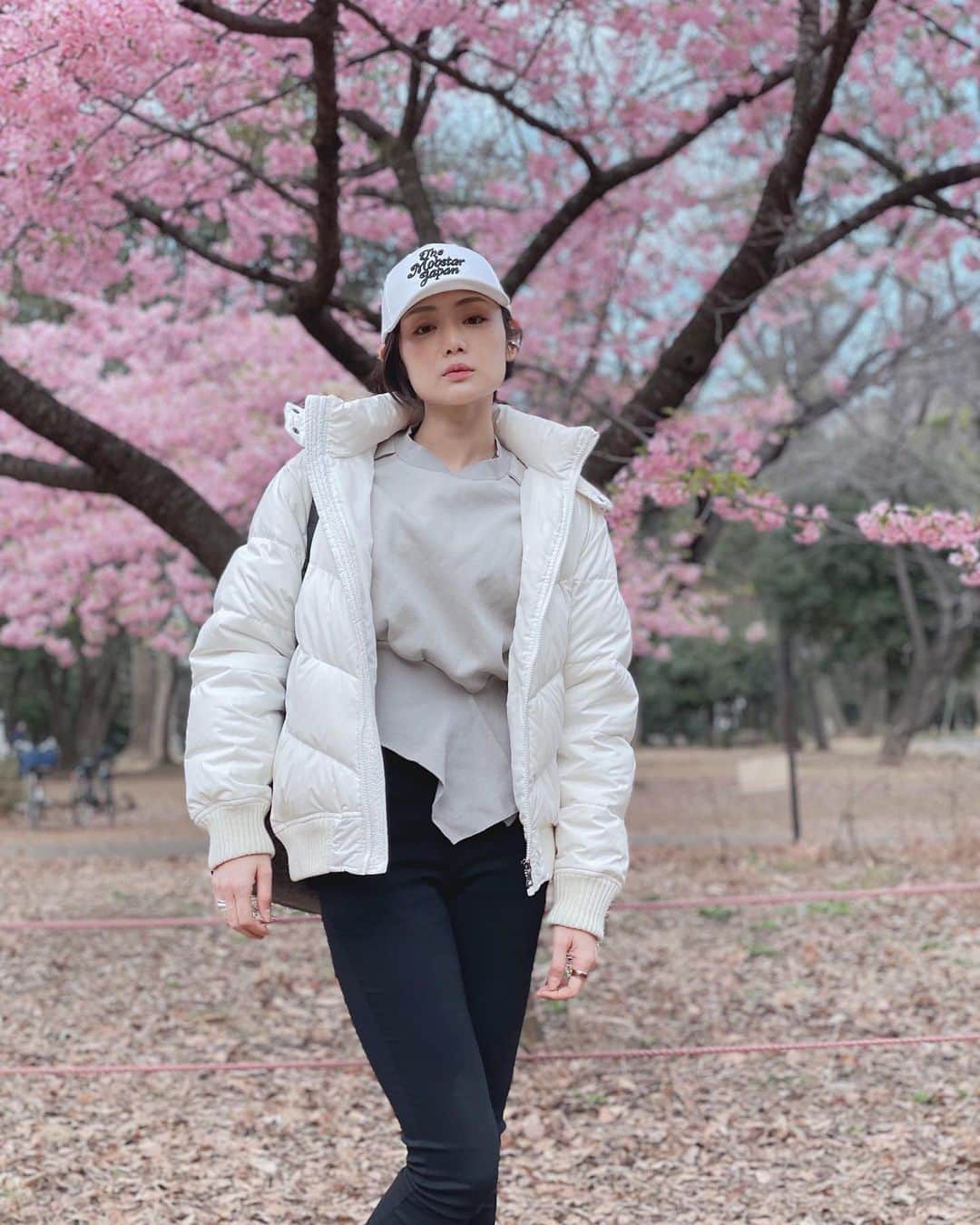 片山萌美のインスタグラム：「🌸  それにしても 花粉が猛威を振るってくる。  病院で薬も点眼薬も処方してもらってるが 猛威を振るってくる。 特に今年は目がかゆい 毎日泣いてる（痒すぎて）  なんなん？ みんなは大丈夫？🍡  #これからもっと猛威を振るってきそう #毎年去年の倍って言ってる気がする  #20年くらい花粉症　 #春だねえ　 #moemikatayama」