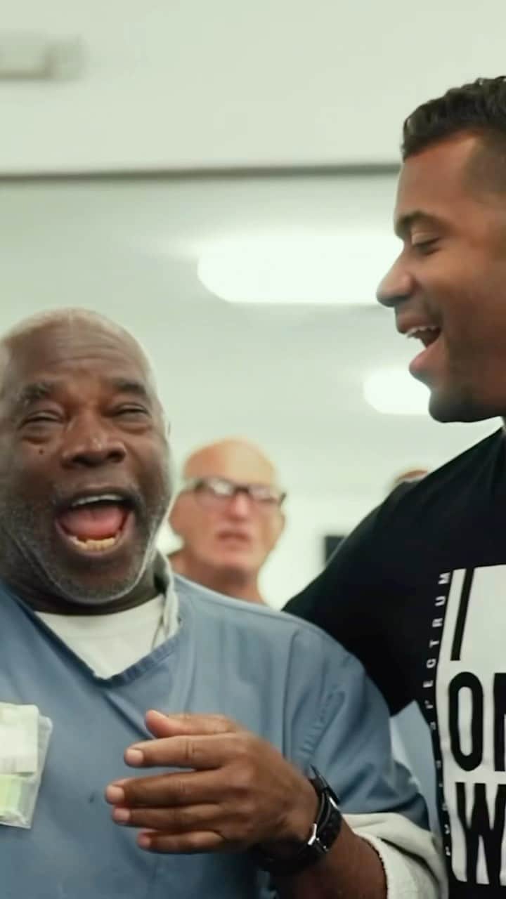 ラッセル・ウィルソンのインスタグラム：「Lord there’s nothing better than YOU!!! Over 300 Maximum Prison Inmates worshipping Jesus! His Grace and Spirit is overwhelming in the midst of mistakes He still loves and forgives.  “For God did not send his Son into the world to condemn the world, but to save the world through him.” ‭‭John‬ ‭3‬:‭17‬ ‭NIV‬‬ @GodBehindBars @Ciara」