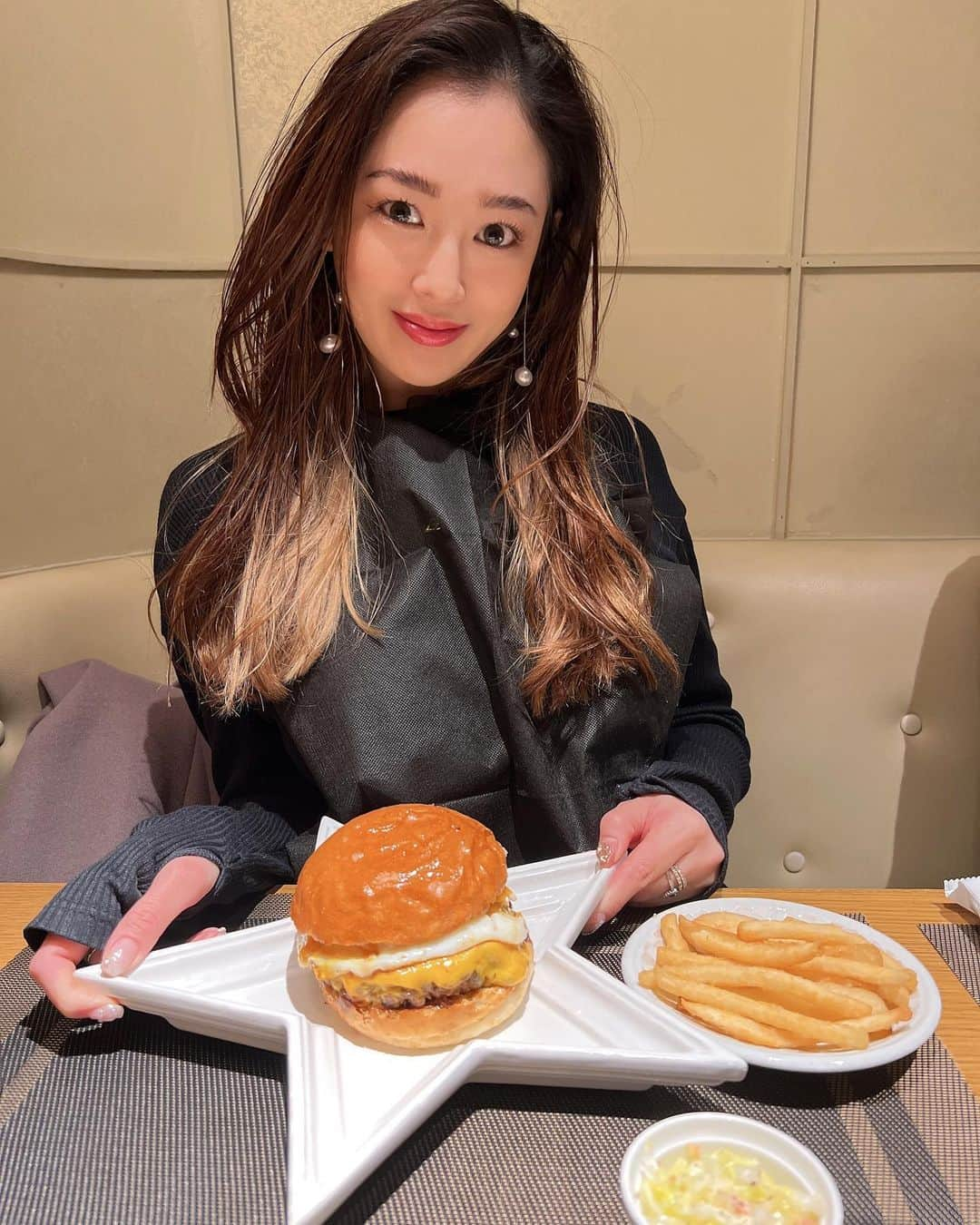 中村エリカさんのインスタグラム写真 - (中村エリカInstagram)「めちゃ美味しいハンバーガー屋さん教えてもらいました🍔💓 めちゃオシャレでこだわったバーガーとポテトとオニオンリングも最高だった🤤🫶 @aldebaran_burger  . . . #humberger #aldebaran #アルデバラン #アルデバランハンバーガー #poteto #onionrings #オニオンリング #ハンバーガー #グルメ女子 #食べるの大好き #麻布十番グルメ」3月10日 11時58分 - erika__nakamura