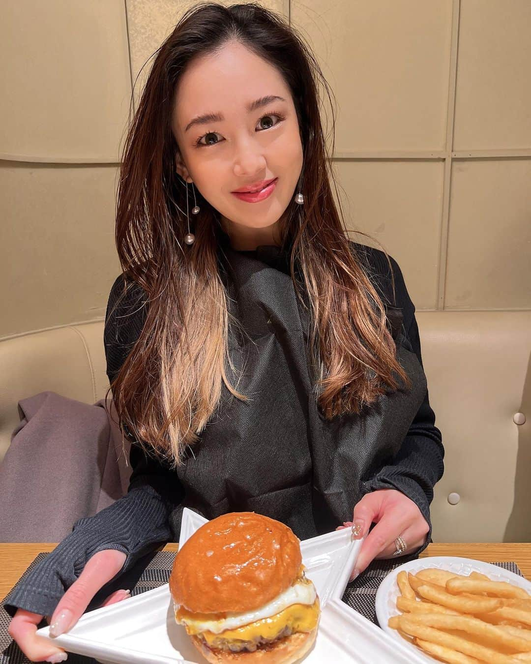 中村エリカさんのインスタグラム写真 - (中村エリカInstagram)「めちゃ美味しいハンバーガー屋さん教えてもらいました🍔💓 めちゃオシャレでこだわったバーガーとポテトとオニオンリングも最高だった🤤🫶 @aldebaran_burger  . . . #humberger #aldebaran #アルデバラン #アルデバランハンバーガー #poteto #onionrings #オニオンリング #ハンバーガー #グルメ女子 #食べるの大好き #麻布十番グルメ」3月10日 11時58分 - erika__nakamura