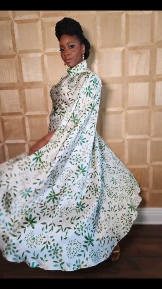 テヨナ・パリスのインスタグラム：「Mama stepped OUT, yall!! 🤣🤣🤣 and my feet burnin' like and take yo self back insiiide!!」