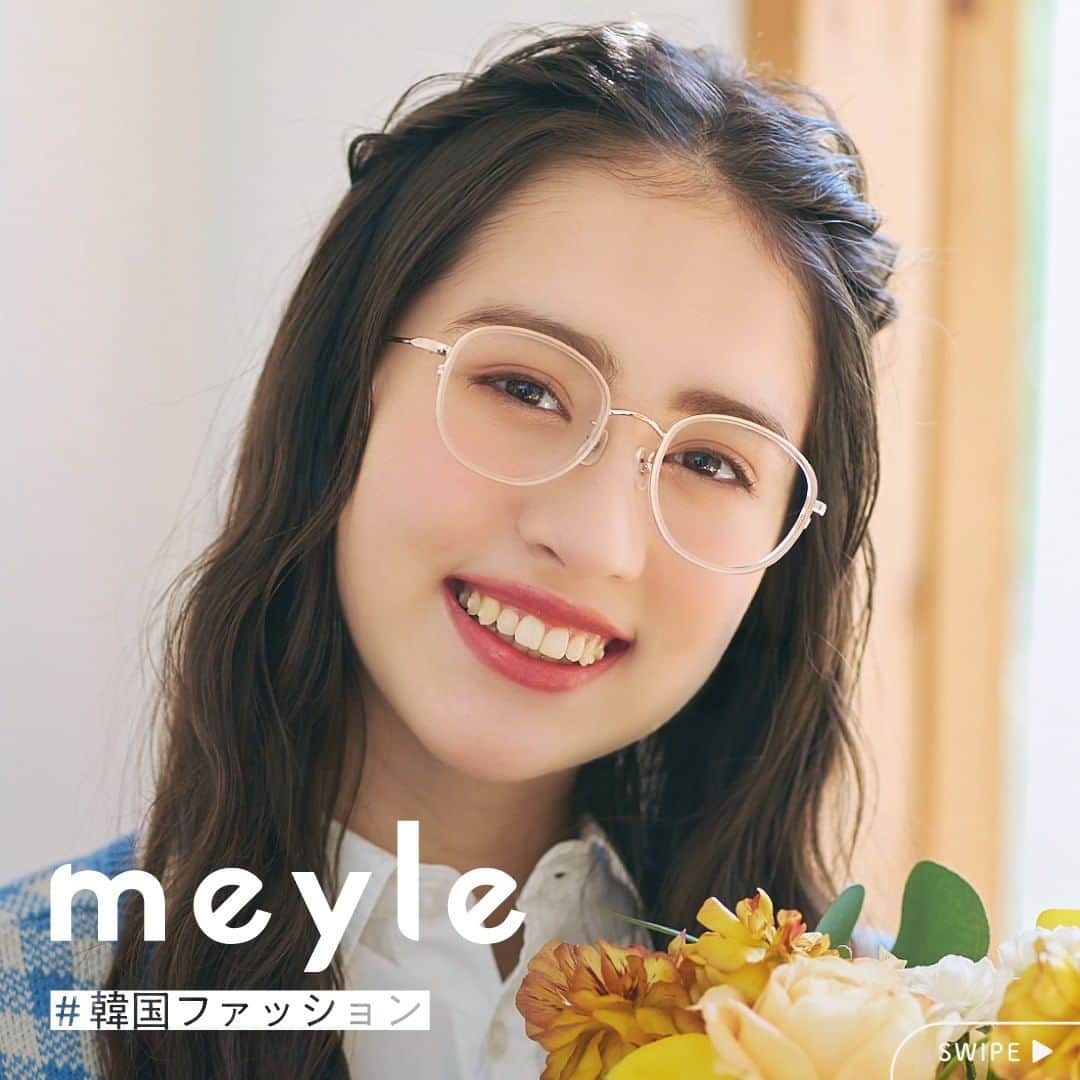 眼鏡市場 OFFICIALさんのインスタグラム写真 - (眼鏡市場 OFFICIALInstagram)「. #meyle #韓国ファッション  “オシャレが好き、流行が好き、シェアしたい” ファッション好きな女性がメガネコーディネートを楽しめるアイウェアブランド「meyle（メイル）」💕  “mey-008” 丸みを帯びた多角形のメタルフレームは、 個性的な色使いやデザインが特徴の韓国ファッションに合うお洒落なデザインです👗 印象的なフチは角度によってクリアな生地とメタル部分が見え隠れするので、表情の変化も楽しめますよ。  ーーーーーーーー 眼鏡番号：mey-008 COLOR：クリアー 販売価格：￥13,200（税込）  #眼鏡市場 #眼鏡 #メガネ #めがね #メガネコーデ #eyewear #ヘキサゴンシェイプ #メガネ女子 #眼鏡女子 #韓国ヘア #韓国コーデ #韓国ストリート #韓国トレンド #デートコーデ #ベストコーデ #ベスト #春コーデ #ホワイトデーお返し #ホワイトデー #花のある暮らし #オシャレな人と繋がりたい #メガネ好きと繋がりたい #休日ファッション #メガネフレーム #着回し #メイル」3月10日 12時00分 - meganeichibaofficial