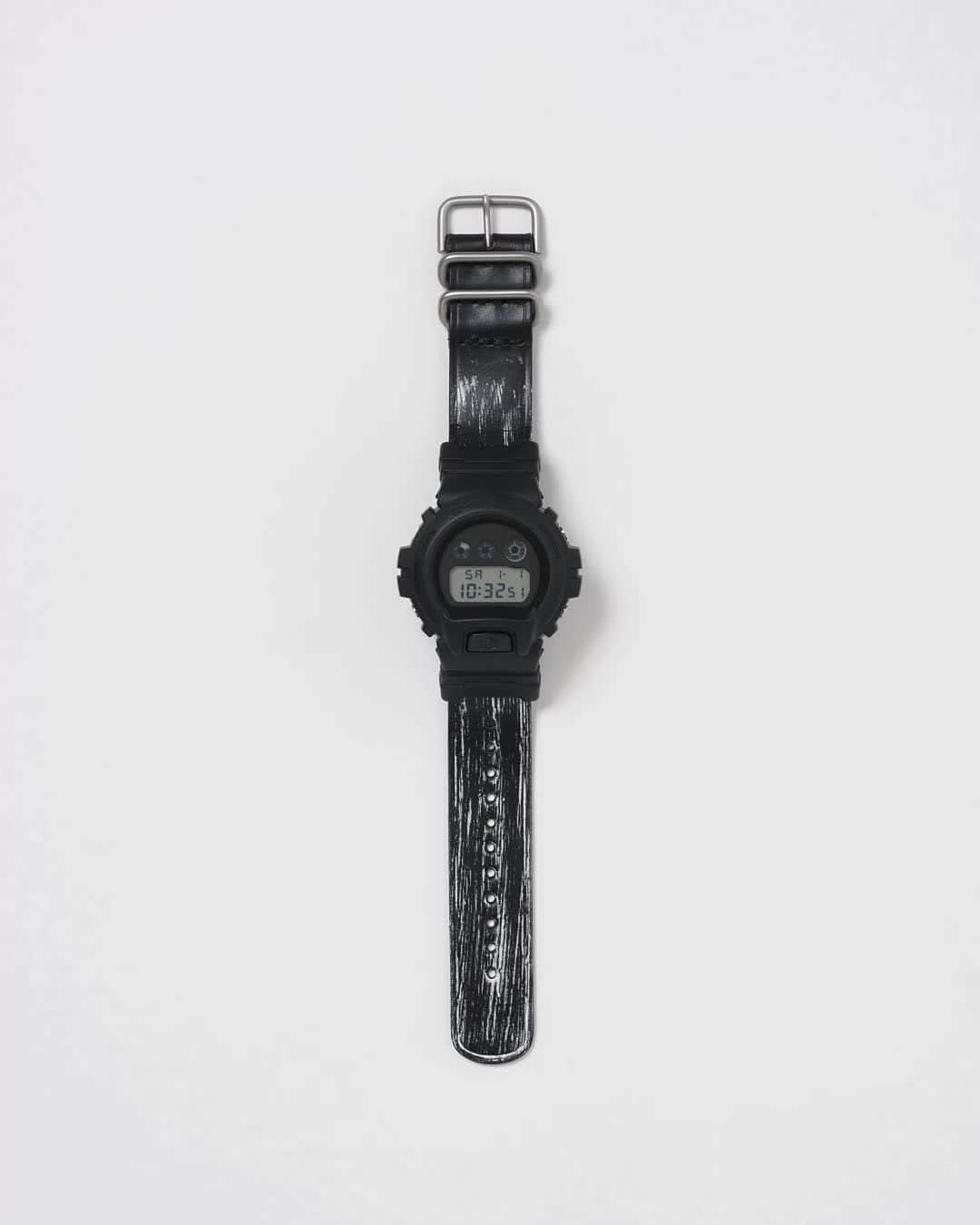 エンダースキーマのインスタグラム：「Hender Scheme × G-SHOCK  Bridle leather made in England was selected to create a durable belt that matches G-SHOCK. Originally used for horse riding equipment, the leather is known for its toughness. Blends of tallow and wax are worked into the vegetable tanned leather by hand in order to give strength. The handiwork of craftsmen rises up to the surface as a white powder called "bloom". These hand strokes, unique to each belt, gradually disappear with usage and the development of a patina.  model: Hender Scheme × G-SHOCK DW6900 color: black  Hender Scheme × G-SHOCKのコラボレーション第3弾となるHender Scheme × G-SHOCK DW6900をリリースします。 3月10日よりスキマ恵比寿、スキマ大阪、webで抽選応募開始。ショップ応募期間は販売に先駆けて、プロダクトを展示します。詳細はプロフィールのリンクからご確認ください。　  3月10日(金) 12:00 web 抽選応募 開始 https://entry.henderscheme.com/g_shock/23/web/  3月10日(金) ショップ 抽選応募 開始 スキマ 恵比寿 : 東京都渋谷区恵比寿2-17-20 1F OPEN 14:00-20:00 スキマ 大阪 : 大阪府大阪市北区豊崎3-8-17 OPEN 12:00-20:00  *Domestic shipping only  #henderschemexGSHOCK #henderscheme #GSHOCK」