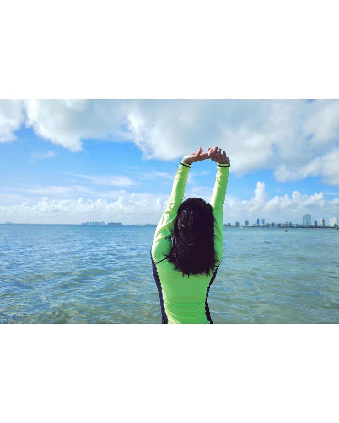 白鳥羽純さんのインスタグラム写真 - (白鳥羽純Instagram)「🏖  何種類も見かけた飛行機に横断幕タイプの広告、この距離で告知になってるのかな？笑笑  風で前に進めない海鳥と、 野生のカメレオン？イグアナ？もいたよ〜🦎  #miamibeach #southbeach」3月10日 12時05分 - hasuminst